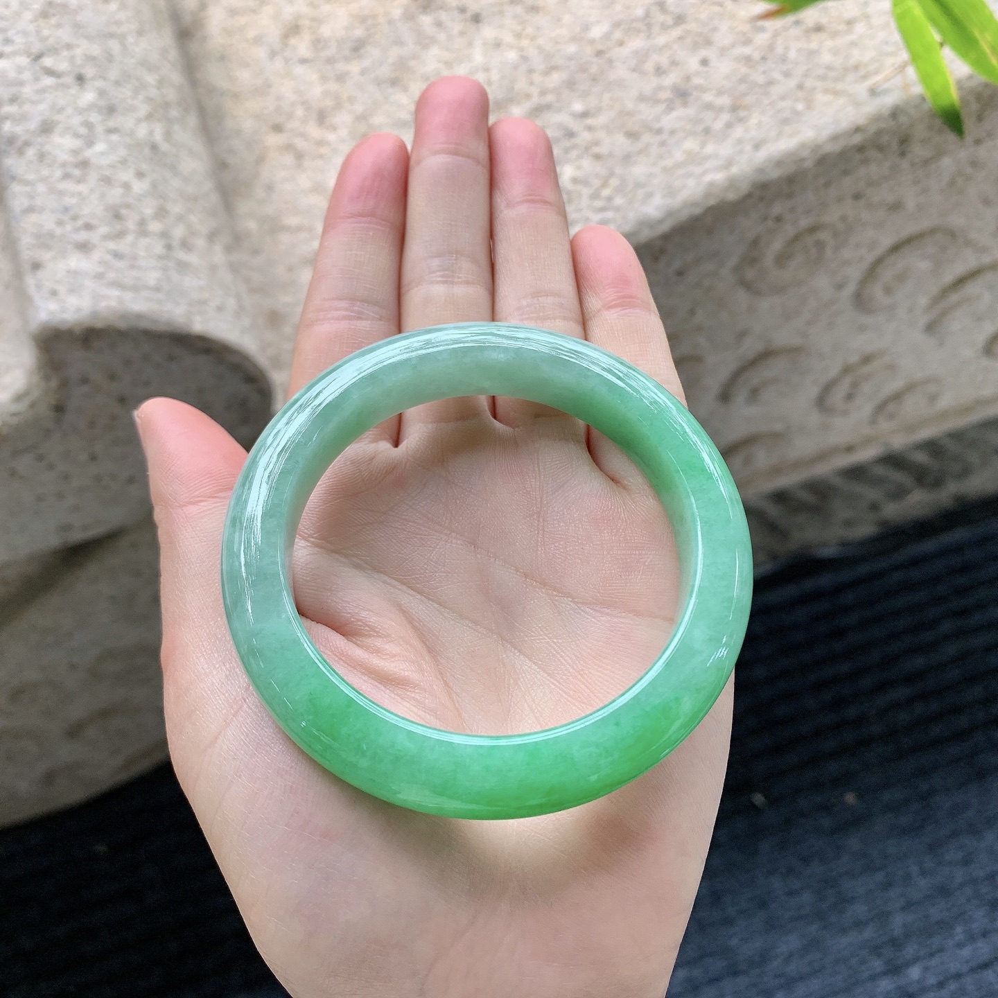 正圈 56 57【圈口】56.2/12.3/9.2【编码】A1011665【描述】糯冰飘阳绿，水润，种老，细腻，无裂