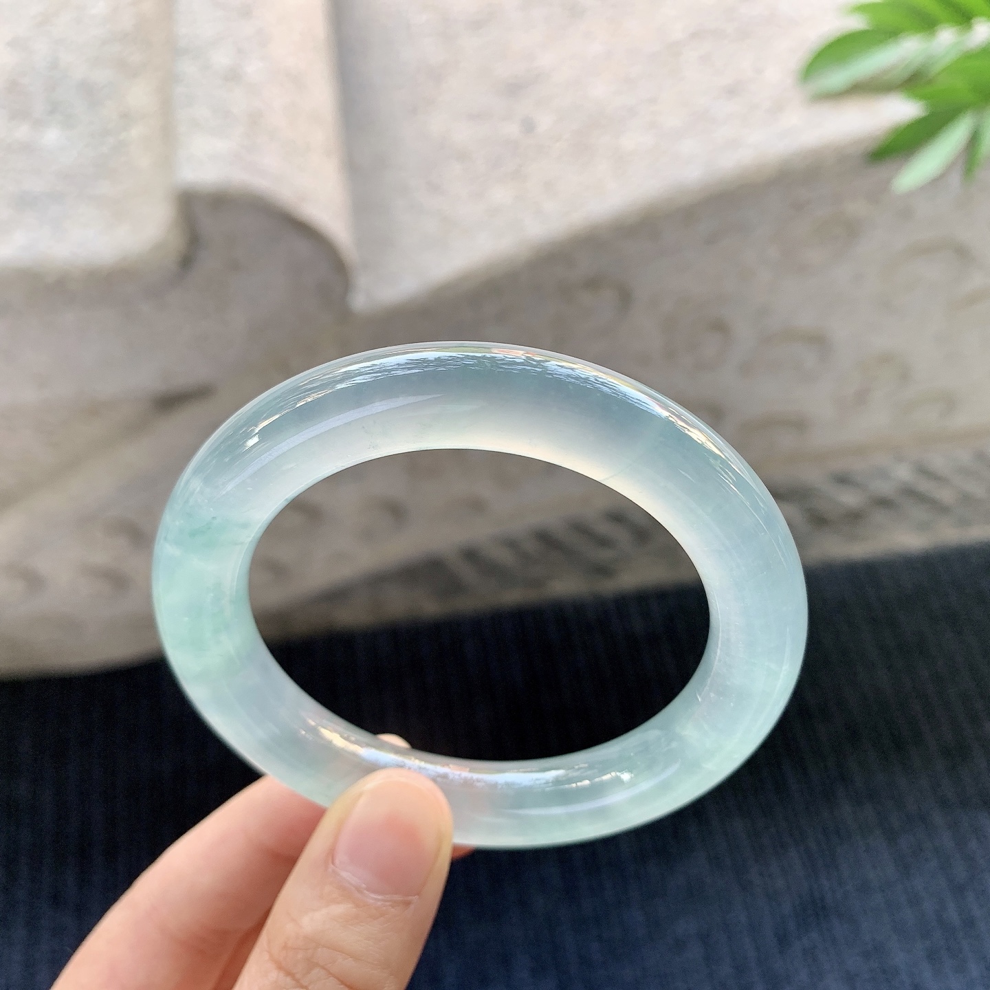 圆条52 53【圈口】53.7/10.6/10.4【编码】HT010915【描述】高冰飘花，清透，起荧光，水润，种老，细腻，无裂