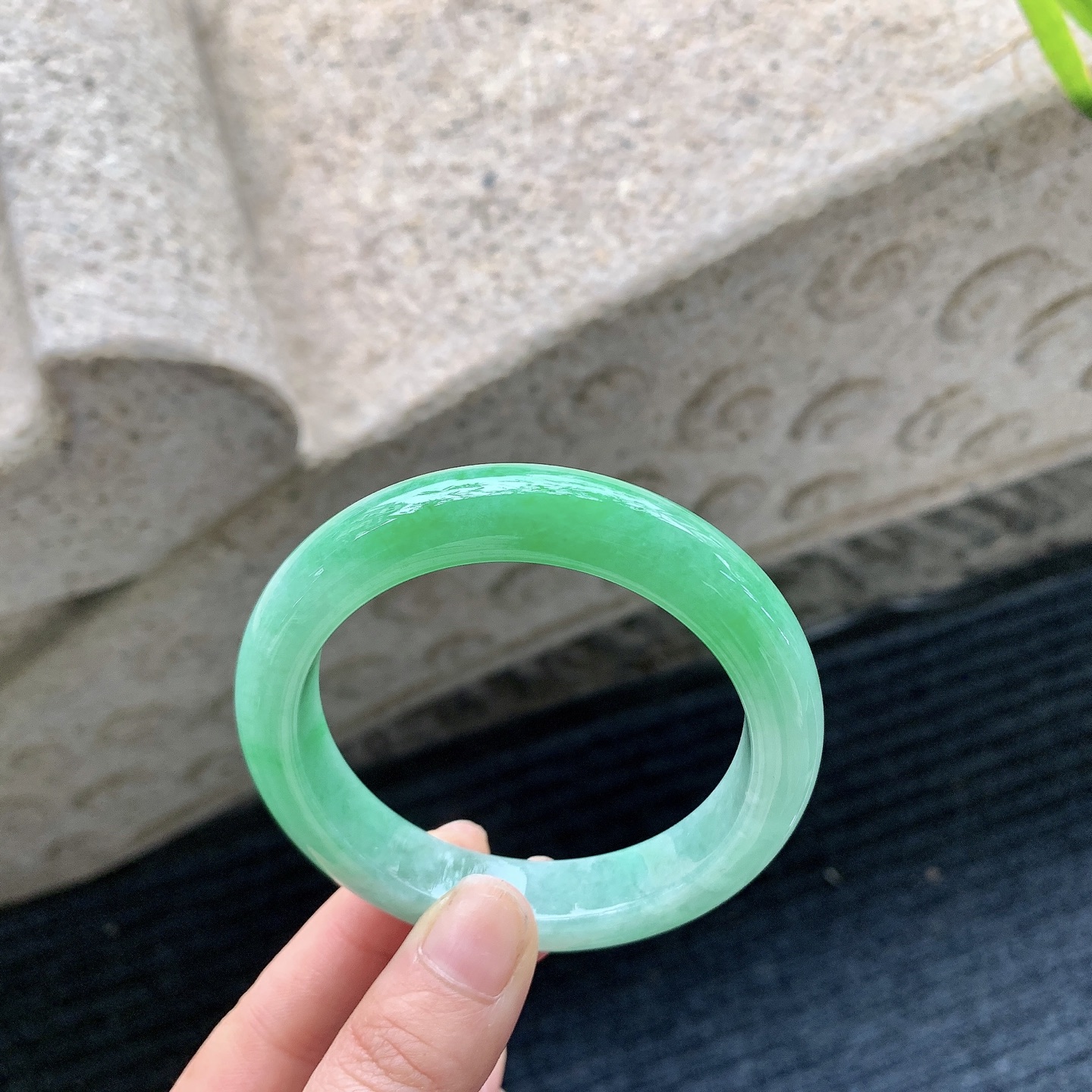 正圈 56 57【圈口】56.2/12.3/9.2【编码】A1011665【描述】糯冰飘阳绿，水润，种老，细腻，无裂