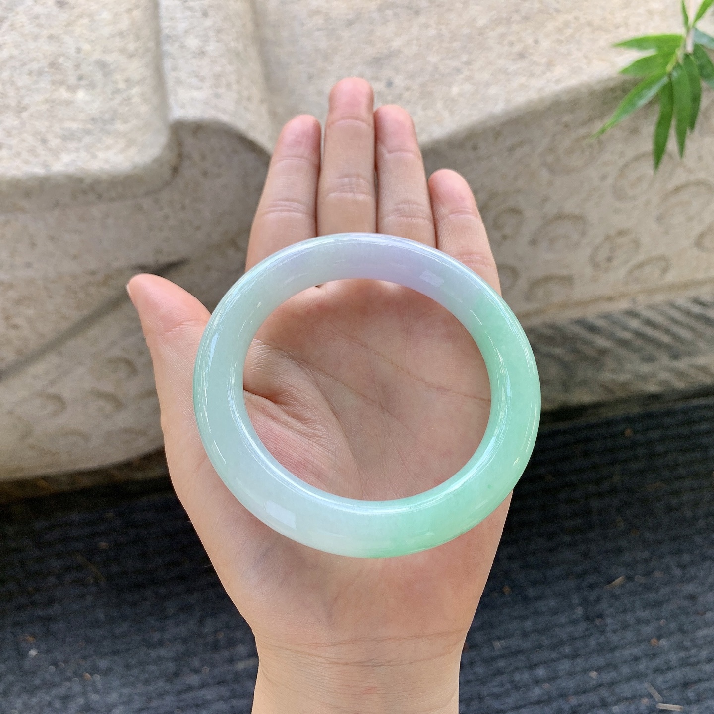 圆条56 57，圈口57.4/11/11，编码FL081259，描述：春彩，水润，种老，细腻，打灯有棉纹。