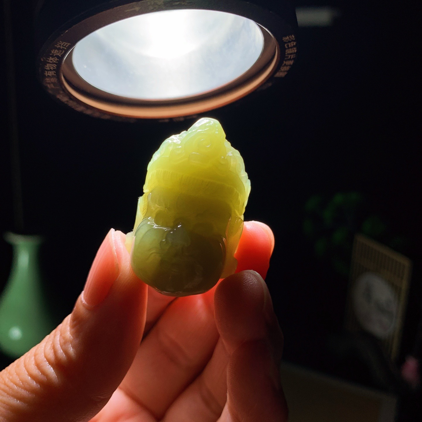 新疆若羌黄口料黄财神挂件。尺寸34/22/17重19克 玉质细腻油润 底色纯净 脂粉好，品质好。lt260410