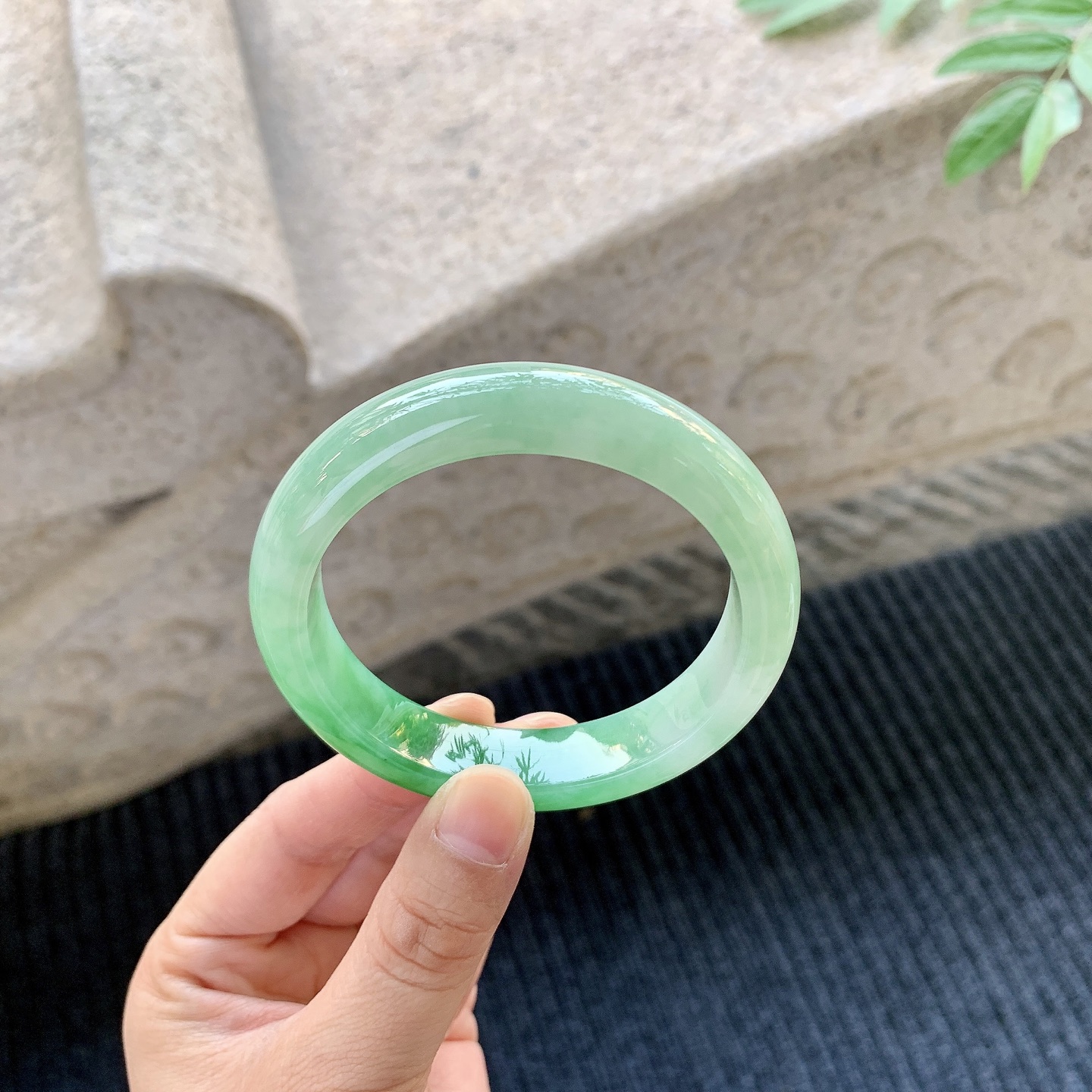 正圈55 56 圈口56/12.7/8.5 糯冰飘绿，水润，种老，细腻，无裂A1011265