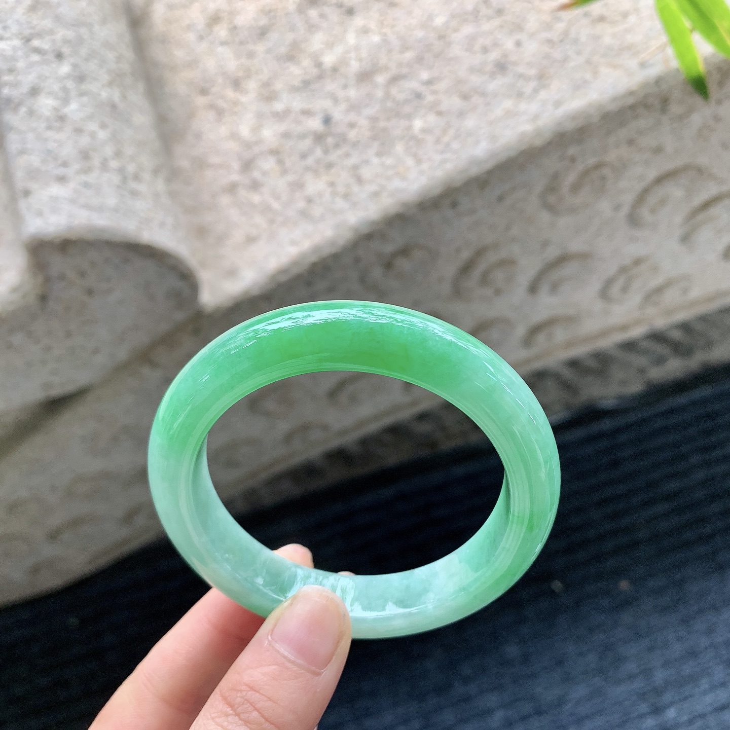 正圈 56 57【圈口】56.2/12.3/9.2【编码】A1011665【描述】糯冰飘阳绿，水润，种老，细腻，无裂