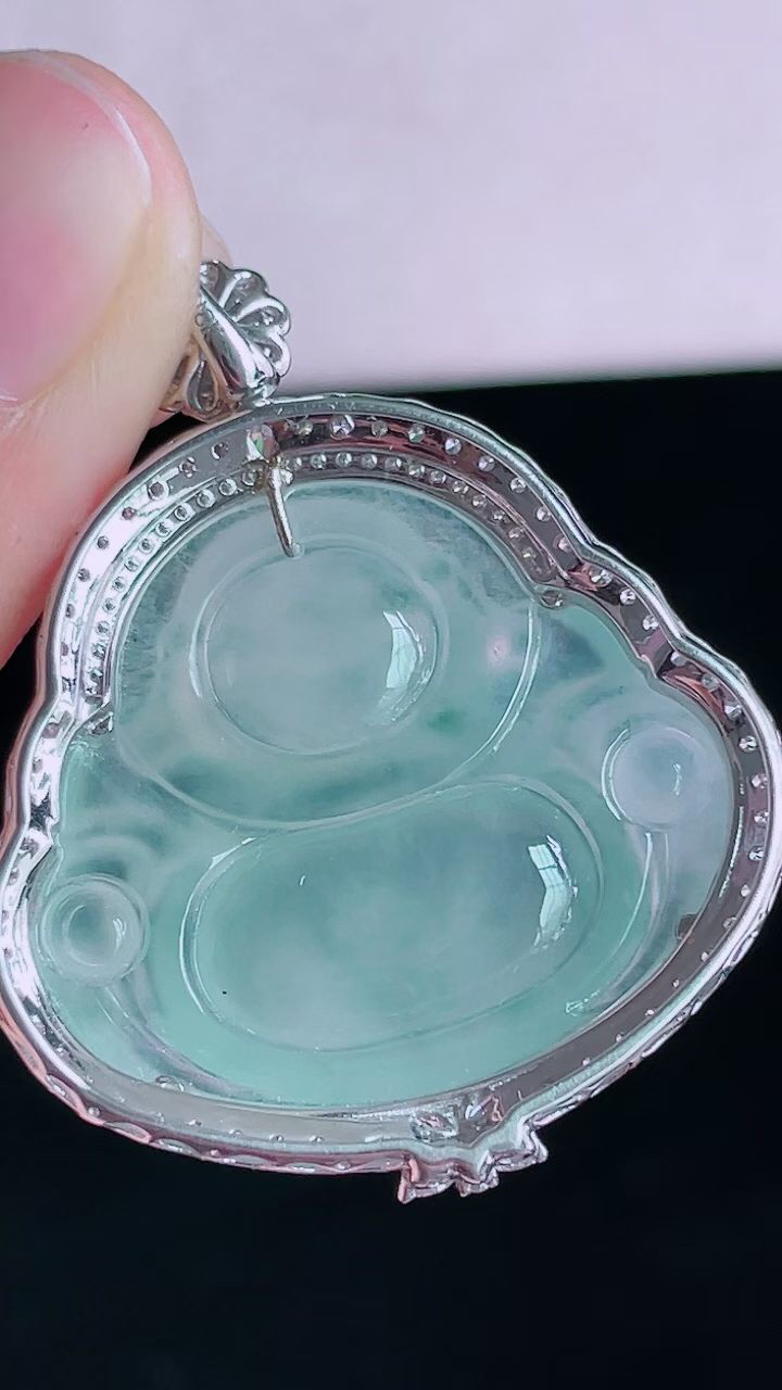 【翡翠名称】18K金豪华镶钻冰晴佛公吊坠
【翡翠尺寸】含金40.2/33/9.8mm
【翡翠描述】宝贝种老水足，玉质细腻，色泽靓丽，性价比高，佩戴效果好！
【其它赠送】权威证书/精美挂绳盒子/支持全国复检