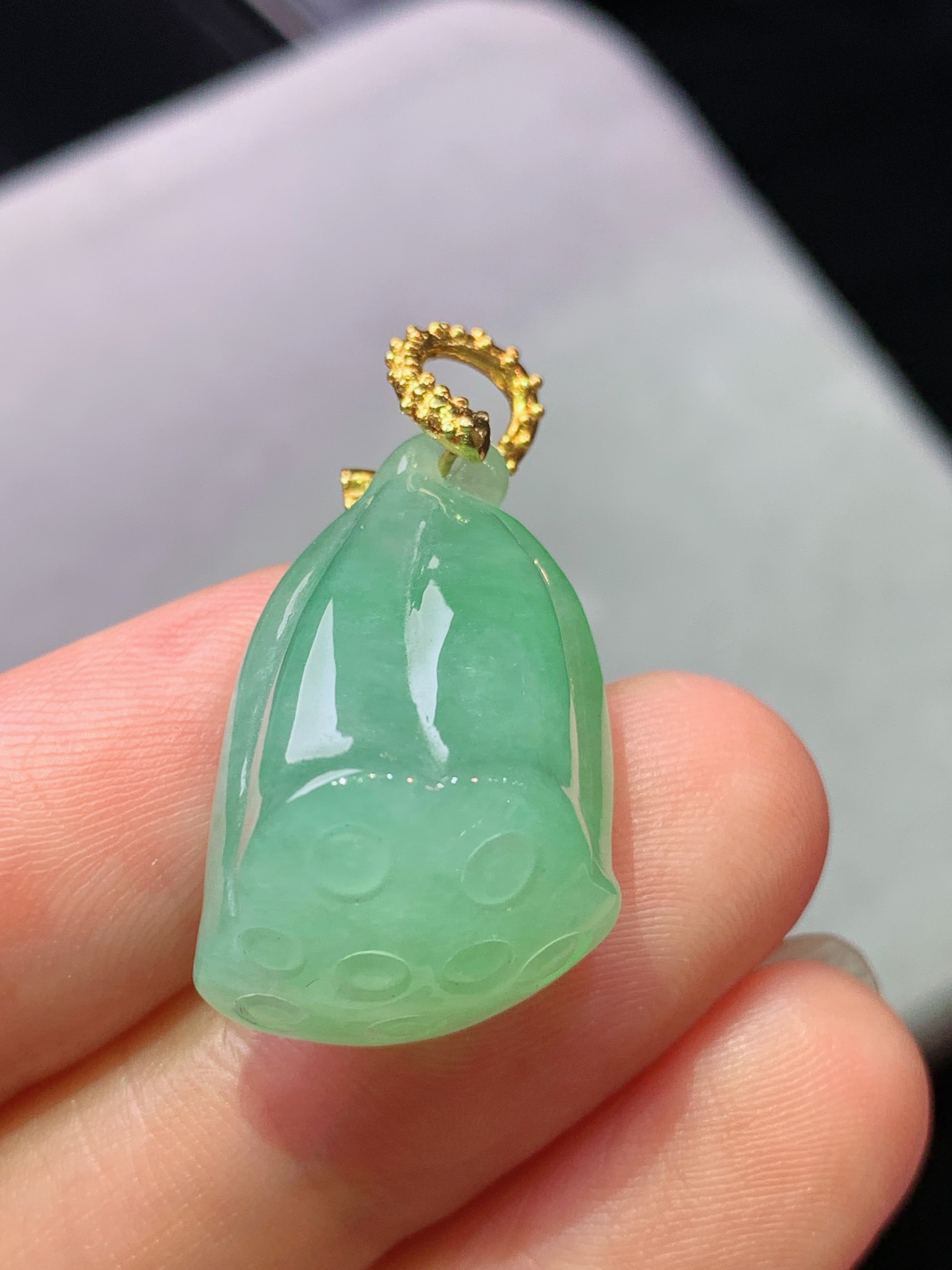 18k金镶嵌冰种浅绿莲蓬吊坠 玉质细腻 色泽艳丽清新 水润亮眼 整体尺寸28*14.8*13.3m1