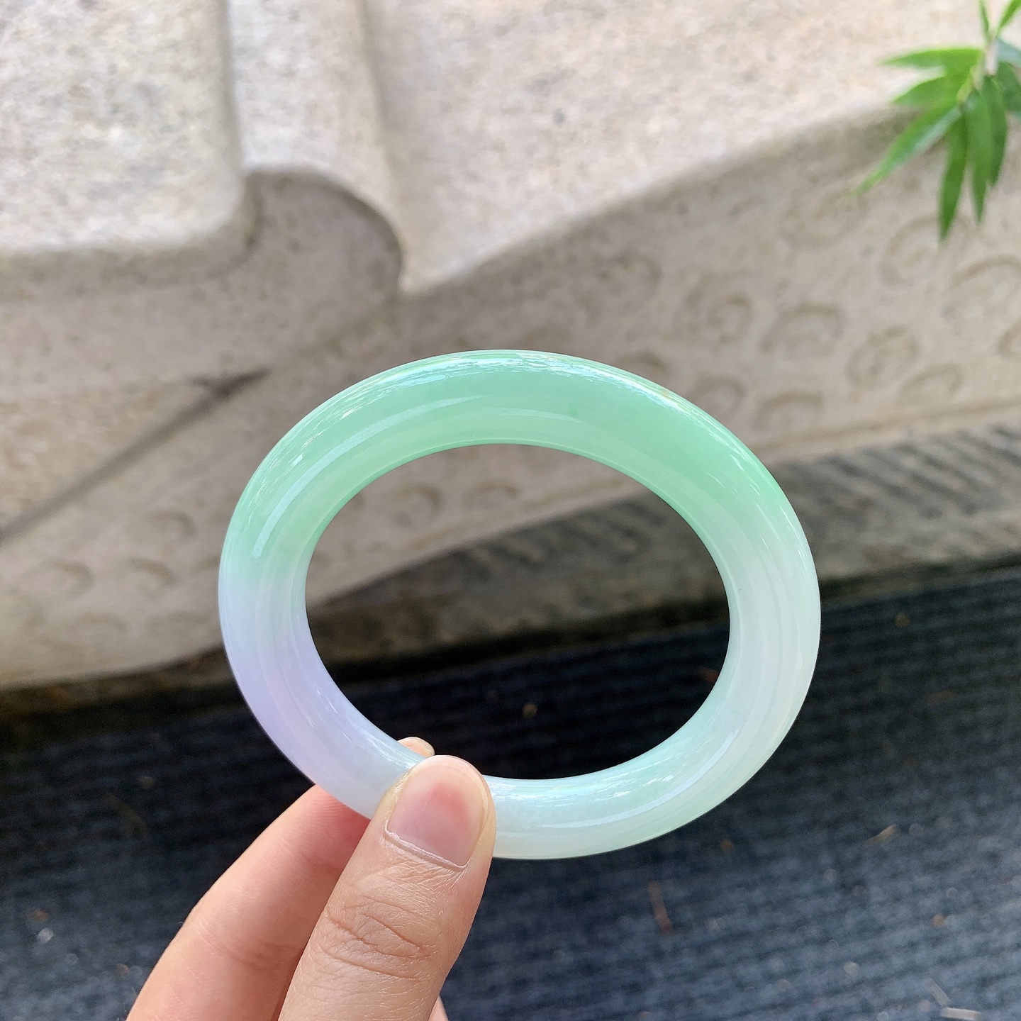 圆条56 57，圈口57.4/11/11，编码FL081259，描述：春彩，水润，种老，细腻，打灯有棉纹。