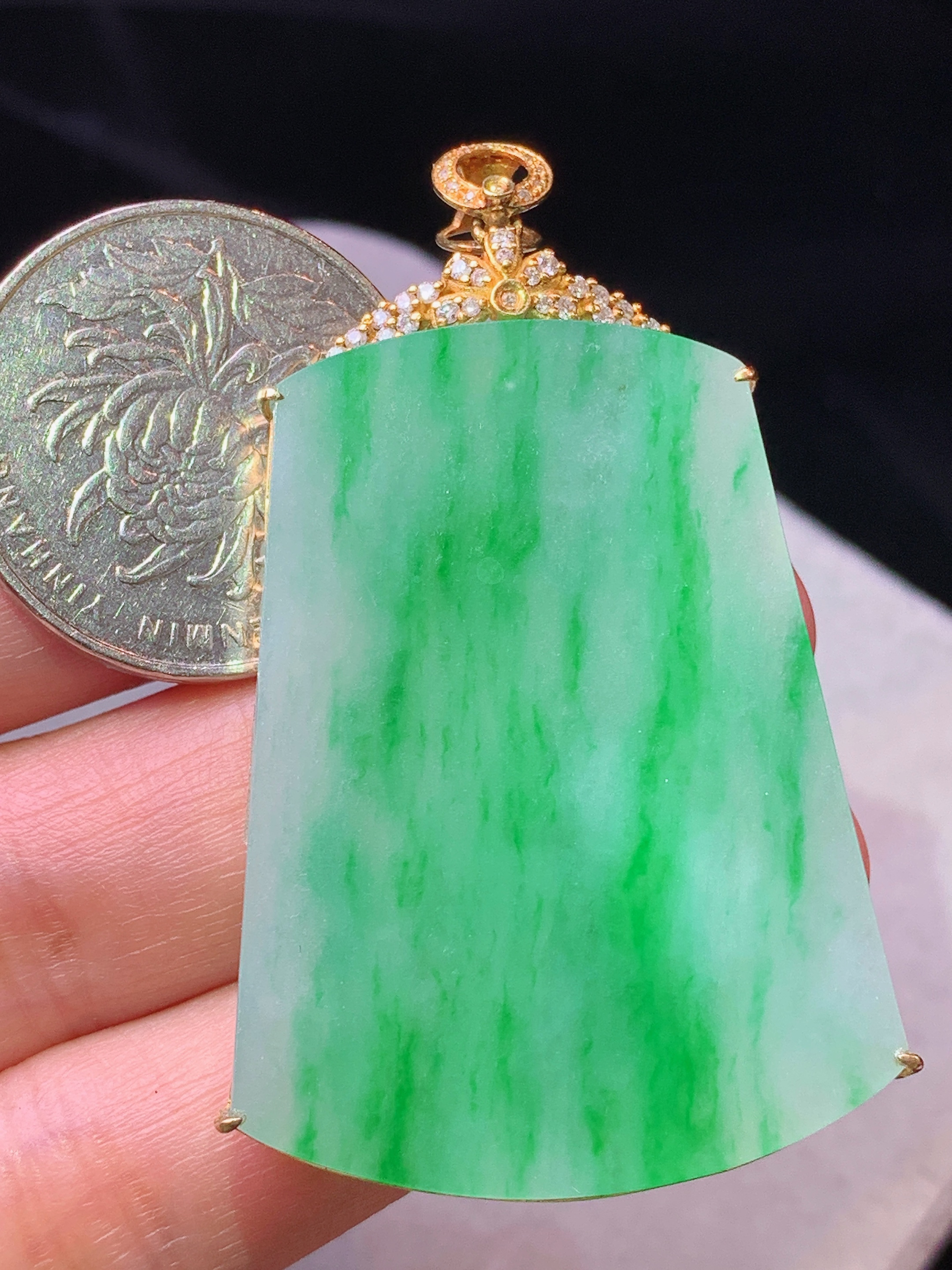 18k金钻镶嵌翠绿无事牌吊坠 玉质细腻 色泽艳丽清新 水润亮眼 整体尺寸54.6*31.6*5.5j3