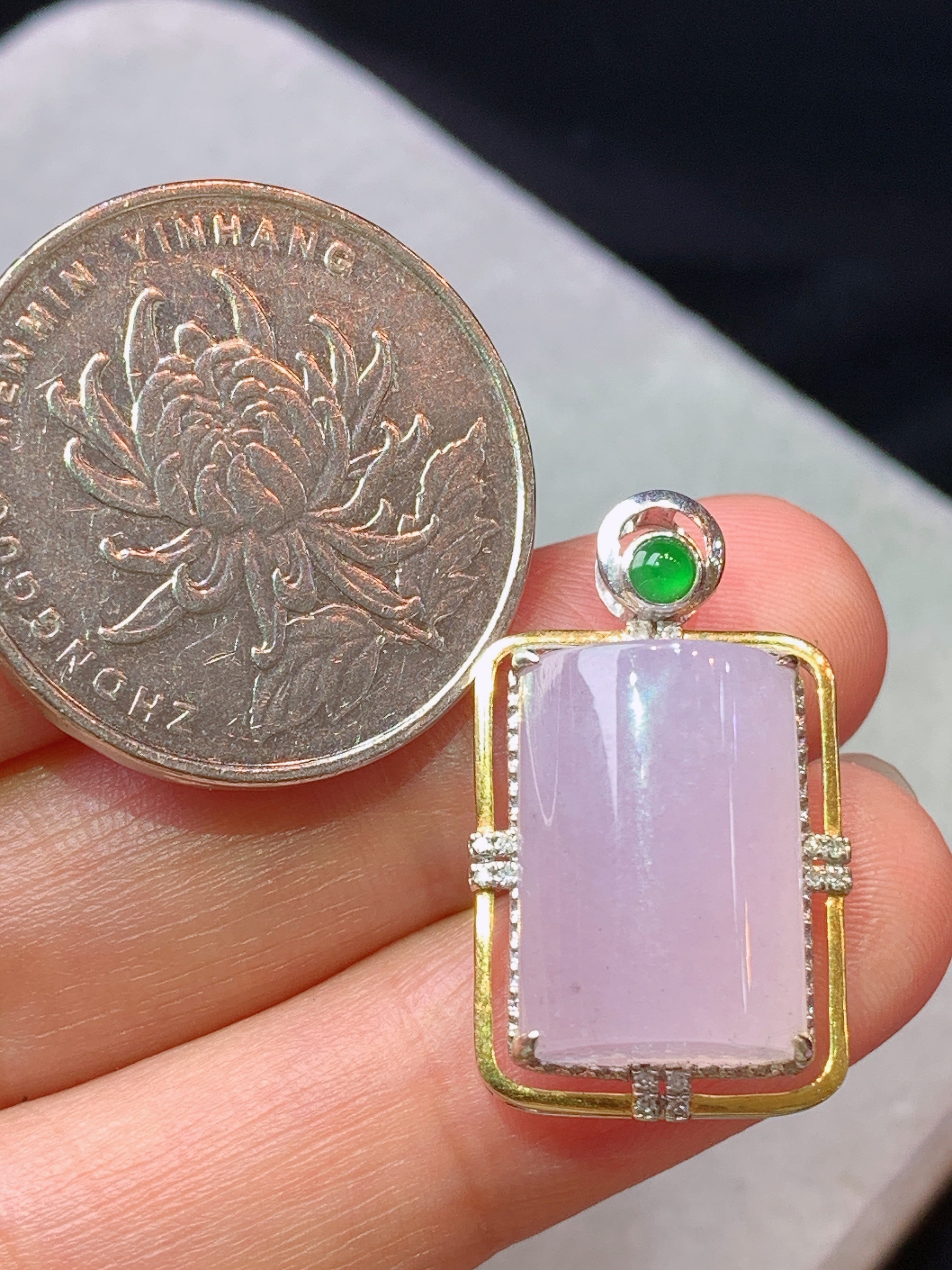 18k金钻镶嵌冰种粉紫罗兰玉柱吊坠 玉质细腻 色泽艳丽清新 水润亮眼 整体尺寸25.5*15.2*8x5