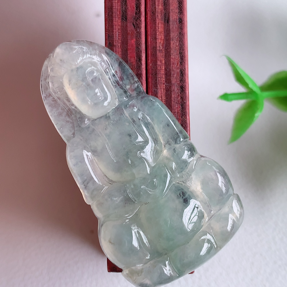 冰润精雕观音吊坠，法相端庄大气，工艺精湛，种色浓郁，细腻饱满冰润，种老水足，收藏佳品，佩戴大气  W01.11   尺寸：42.2-23.3-5.2mm