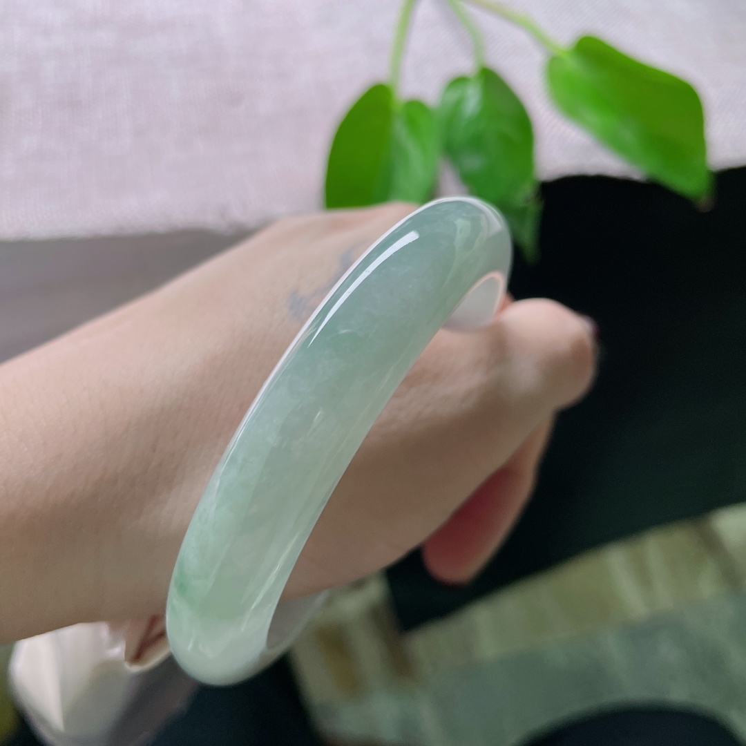 58.9/12.3/8淡绿正圈，水头好，一镯两戴，温养千年色，一镯定风华。有纹，ss50347a