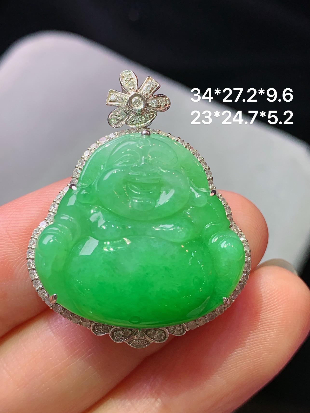 18k金钻镶嵌翠绿佛公吊坠 玉质细腻 色泽艳丽清新 水润亮眼 整体尺寸34*24.2*9.6b1