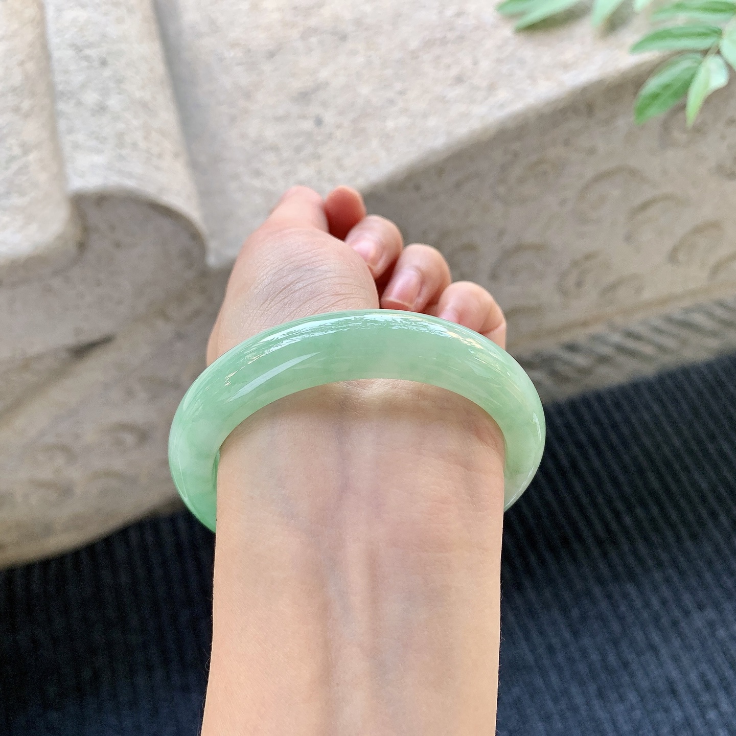 正圈55 56 圈口56/12.7/8.5 糯冰飘绿，水润，种老，细腻，无裂A1011265