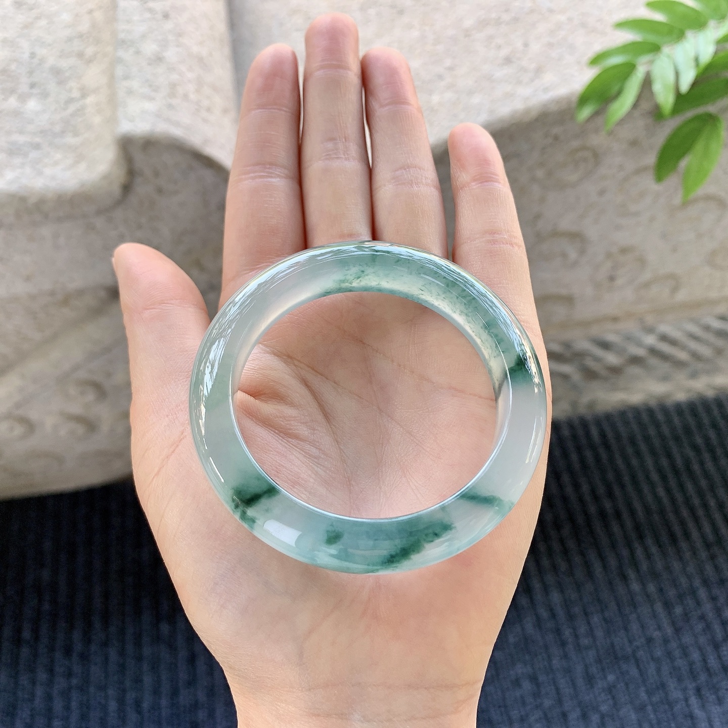 正圈50 51【圈口】51/11.1/8.6【编码】A1011260【描述】冰种飘花，清透，水润，种老，细腻，无裂