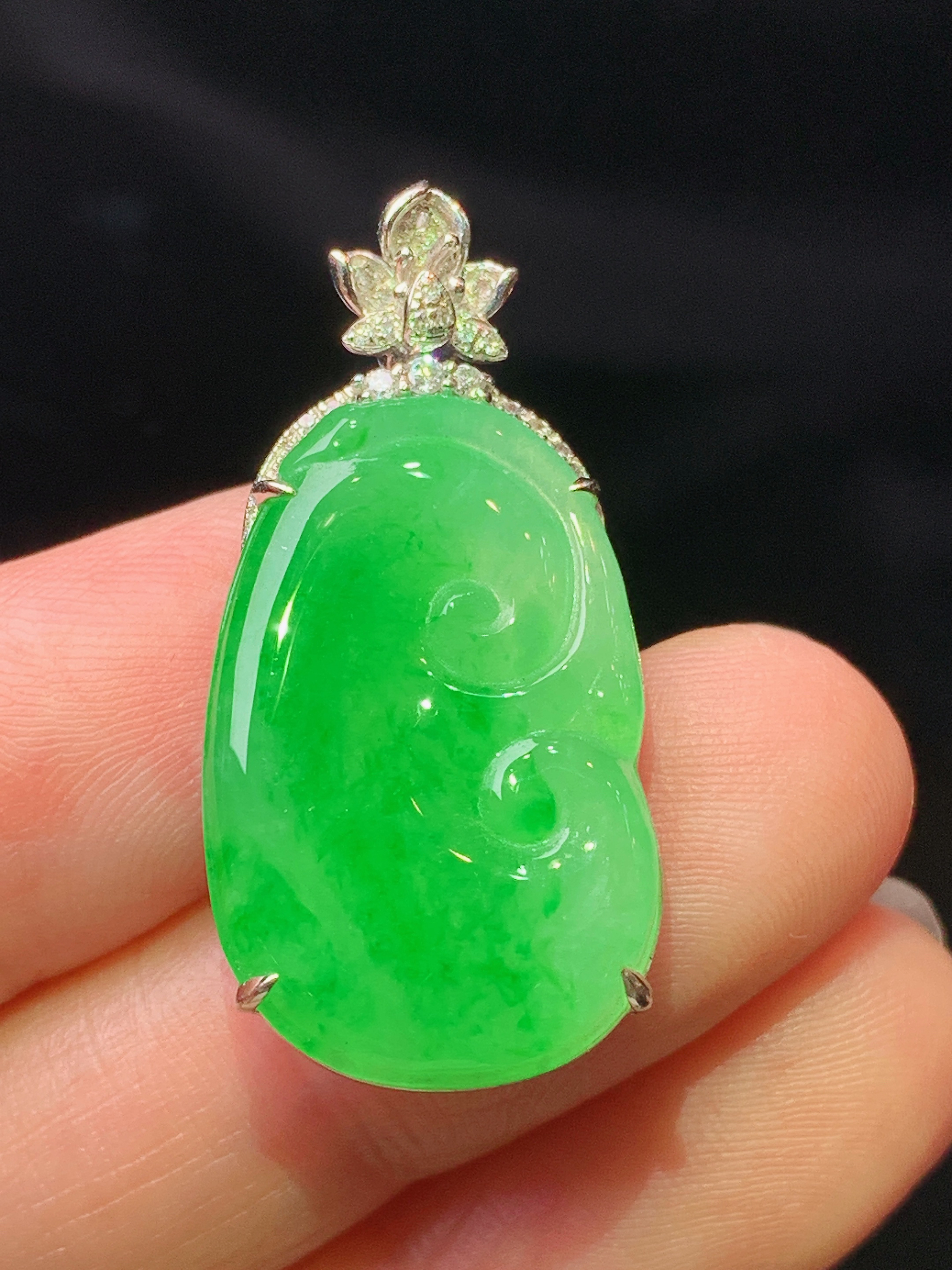 18k金钻镶嵌翠绿如意吊坠 玉质细腻 色泽艳丽清新 水润亮眼 整体尺寸31.5*15.5*5.6z1