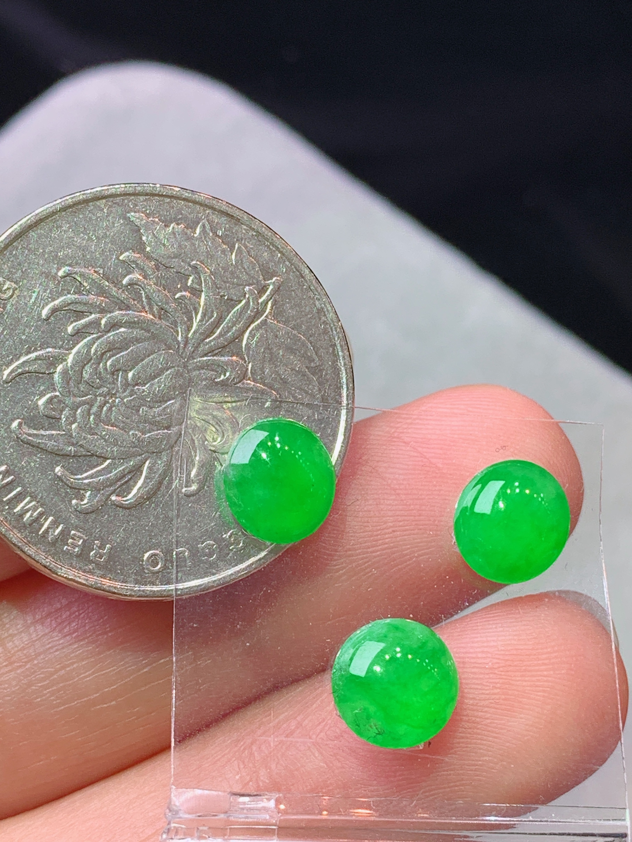 满绿蛋面一手 玉质细腻 色泽艳丽清新 水润亮眼 整体尺寸7.8*3.3j3