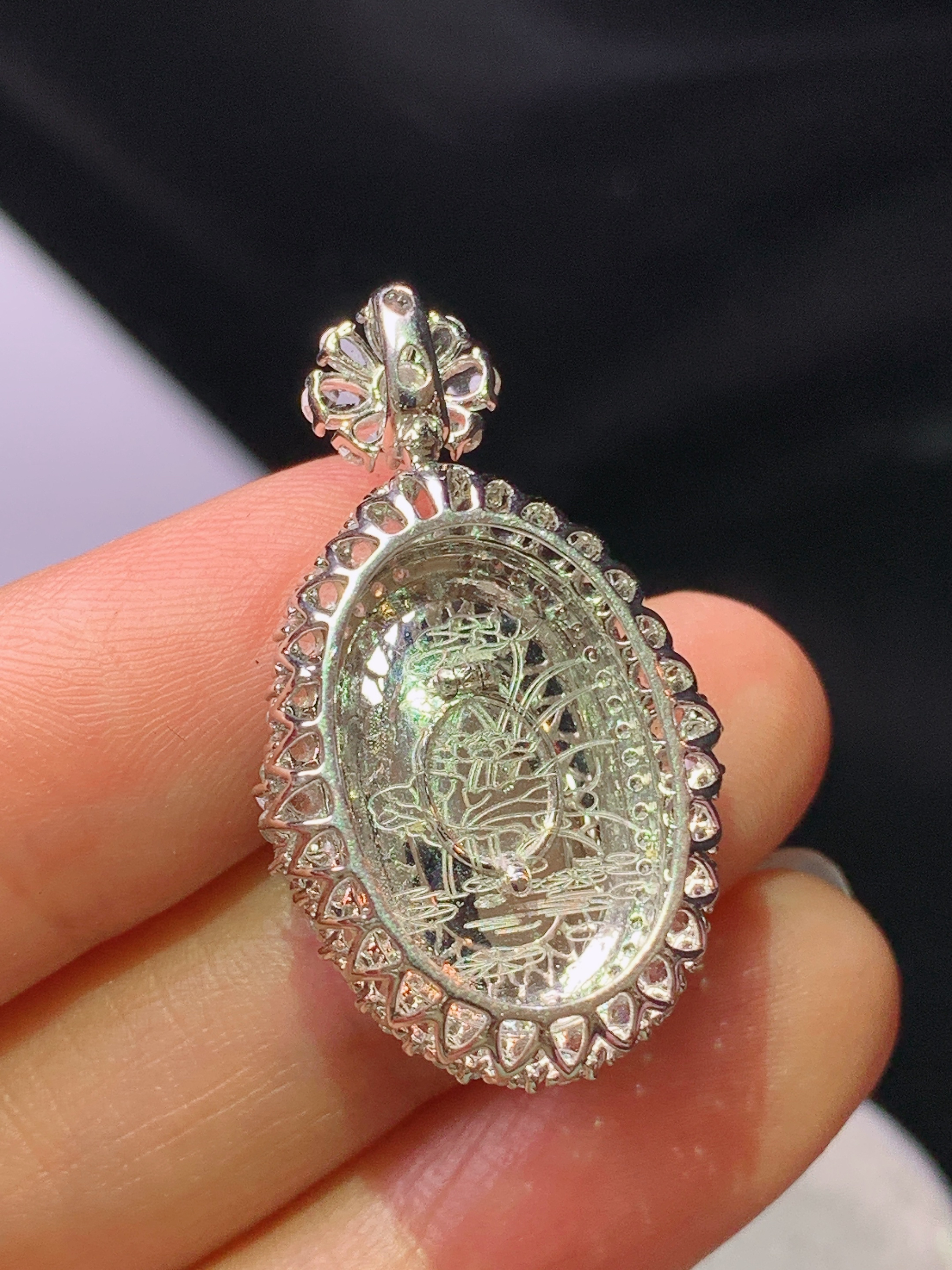 18k金钻镶嵌满绿蛋面吊坠 玉质细腻 色泽艳丽清新 水润亮眼 整体尺寸32*18.5*12c5