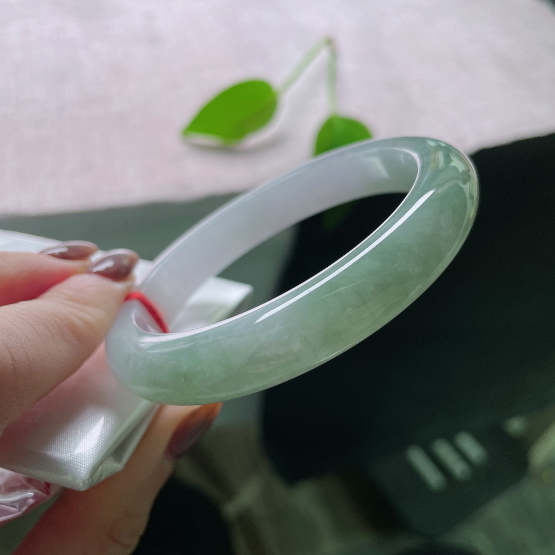 58/12.8/8.2，浅油绿正圈，半山水意境感，种老，细润，腕间春秋，有纹，ss50626a