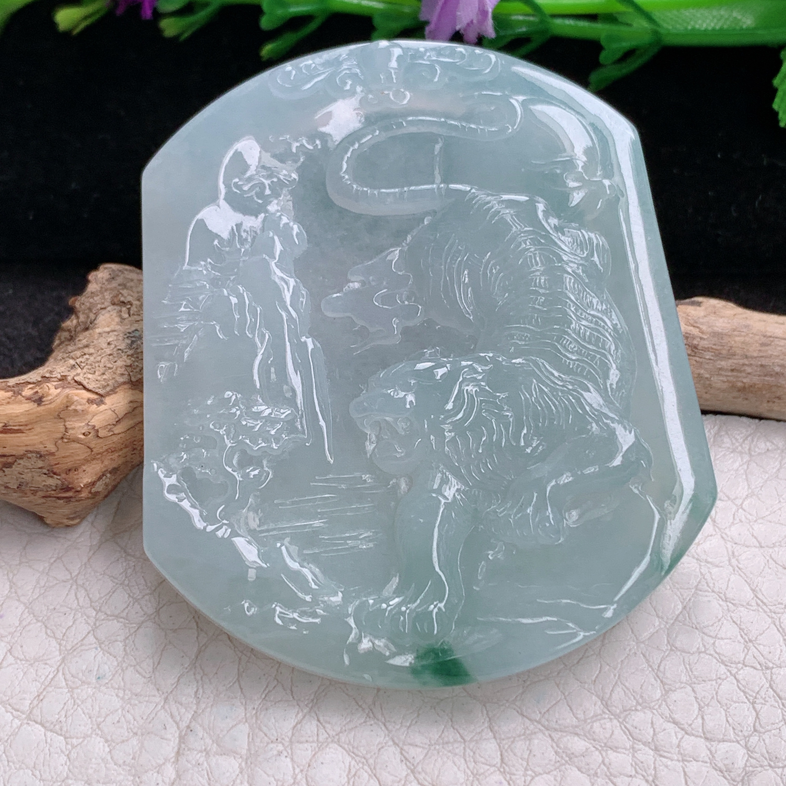 ktj实拍55*46.8*5天然缅甸翡翠精雕冰润下山虎 生肖虎玉吊坠 玉挂件