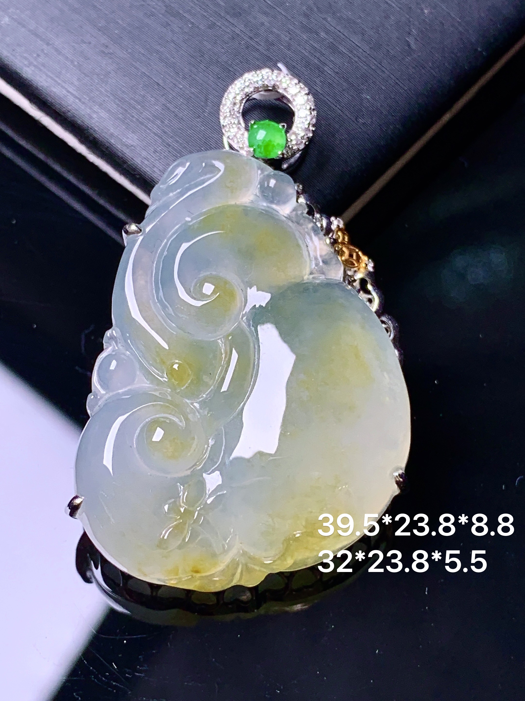 18k金钻镶嵌冰种飘黄翡如意吊坠 玉质细腻 色泽艳丽清新 水润亮眼 整体尺寸39.5*23.8*8.8b1