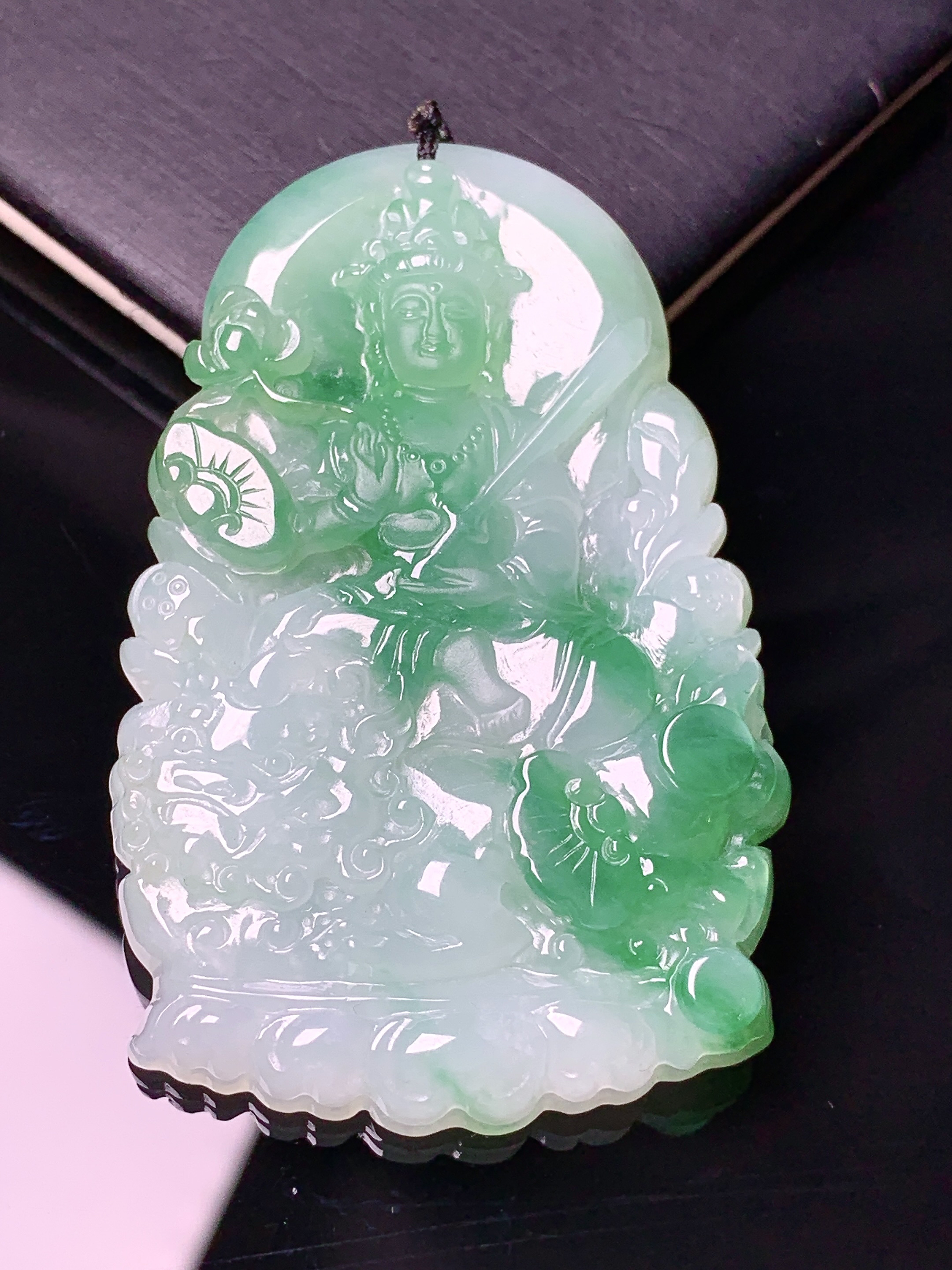 飘绿文殊观音菩萨吊坠 玉质细腻 色泽艳丽清新 水润亮眼 整体尺寸57.2*36.5*5.5b2