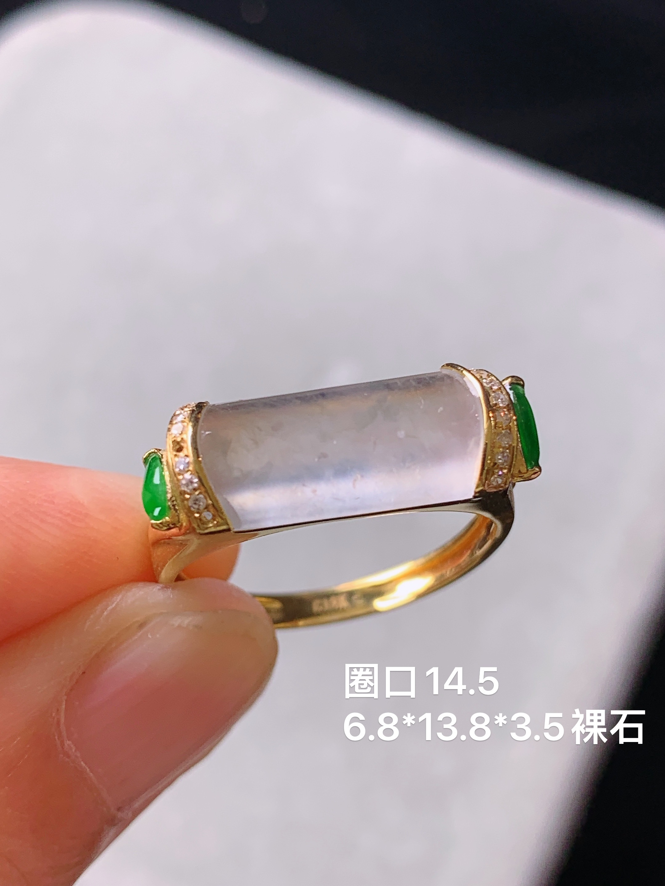 18k金钻镶嵌冰种玉柱 玉质细腻 色泽艳丽清新 水润亮眼 圈口14.5 裸石尺寸6.8*13.8*3.5