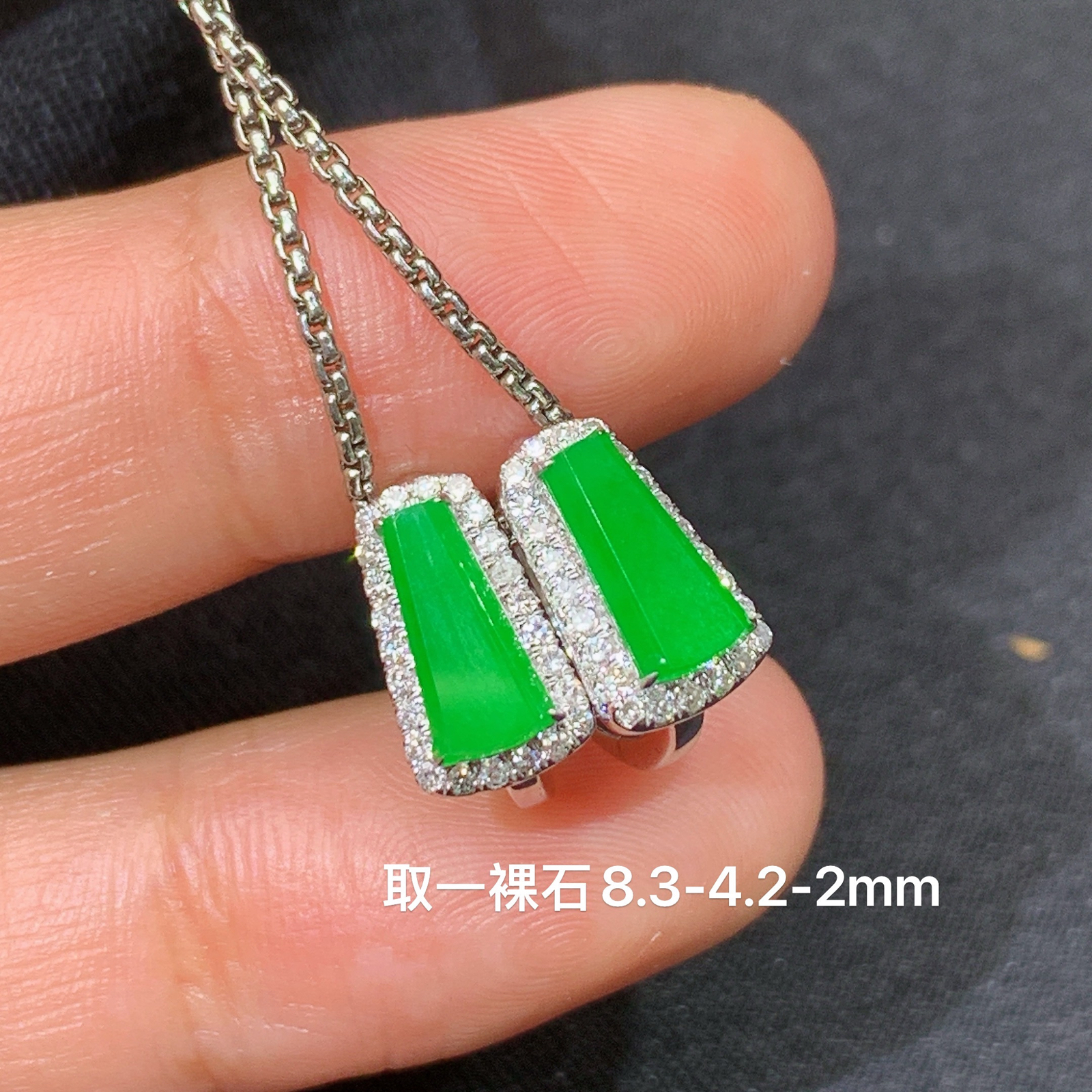 阳绿无事牌耳扣，18k金镶嵌，简约时尚，冰润色阳，种水足，Ff 尺寸8.3*4.2*2