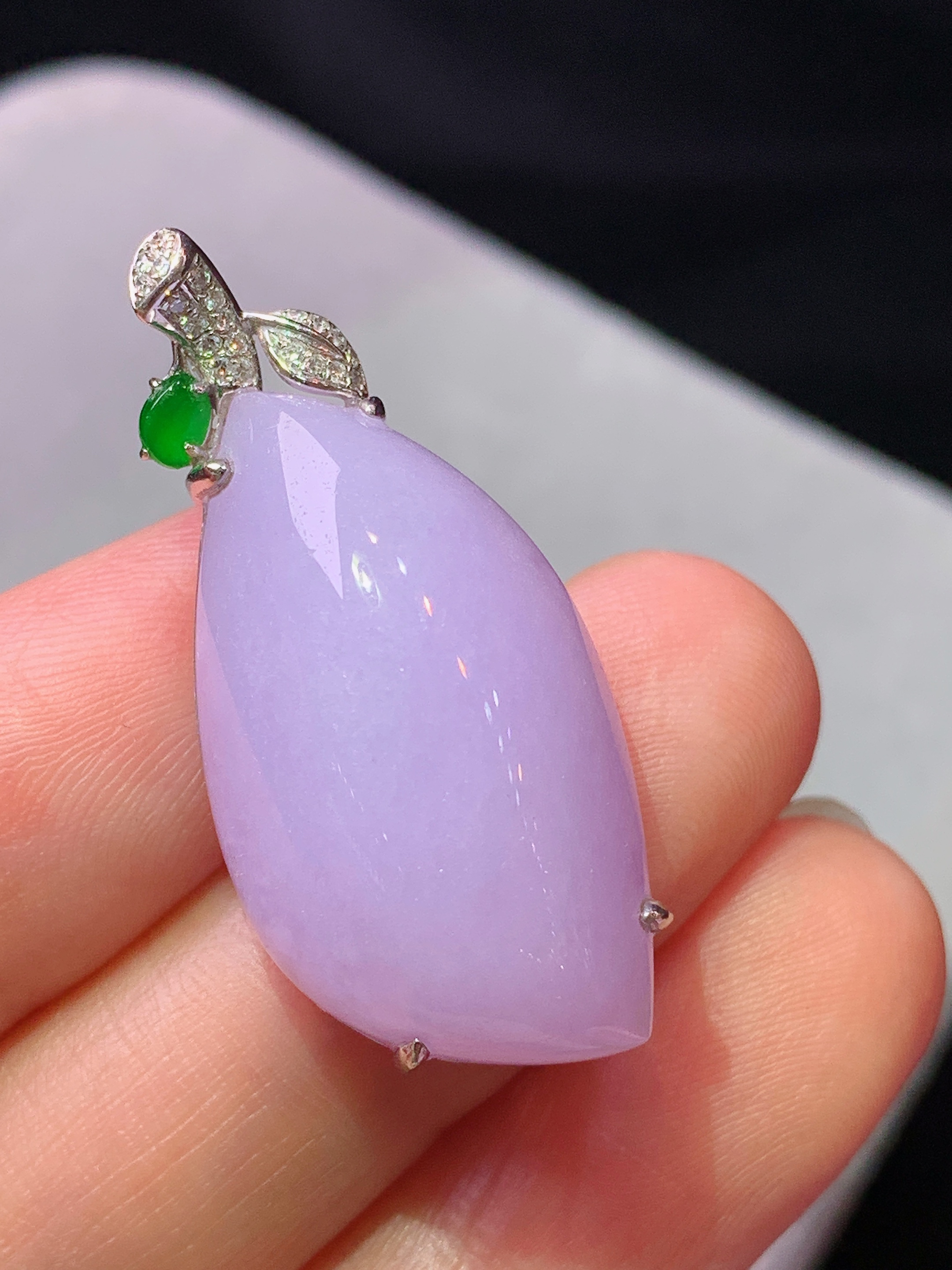 18k金钻镶嵌紫罗兰随形吊坠 玉质细腻 色泽艳丽清新 水润亮眼 整体尺寸34*15.5*10.5b1