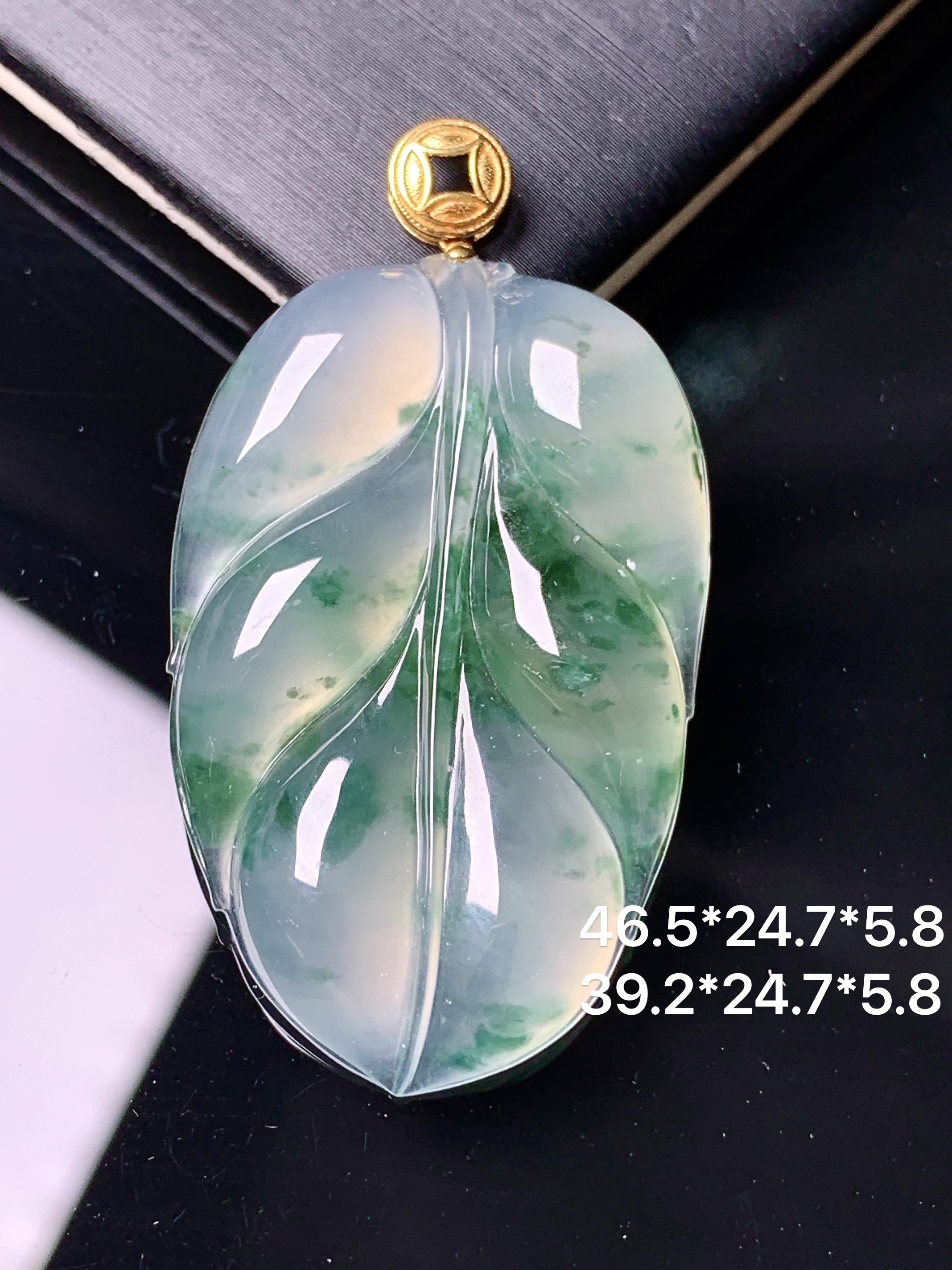 18k金镶嵌冰种飘绿树叶吊坠 玉质细腻 色泽艳丽清新 水润亮眼 整体尺寸46.5*24.7*5.8m1