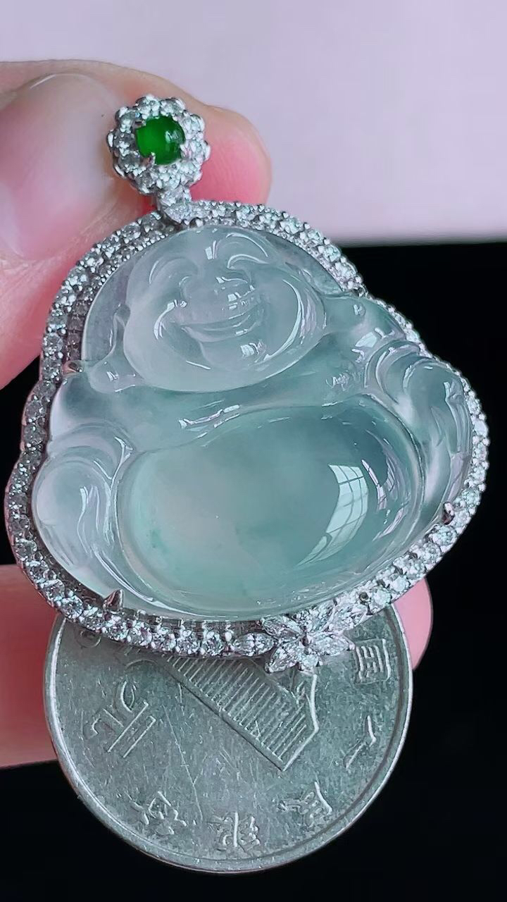 【翡翠名称】18K金豪华镶钻冰晴佛公吊坠
【翡翠尺寸】含金40.2/33/9.8mm
【翡翠描述】宝贝种老水足，玉质细腻，色泽靓丽，性价比高，佩戴效果好！
【其它赠送】权威证书/精美挂绳盒子/支持全国复检