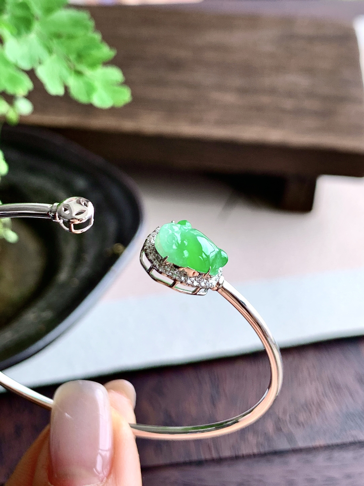 【镶嵌】️冰飘绿花貔貅手镯
【说明】缅料  18k金镶嵌 性价比高  飘花
【整体】11.3-8.3-7
【圈口】57.8-46.3圈