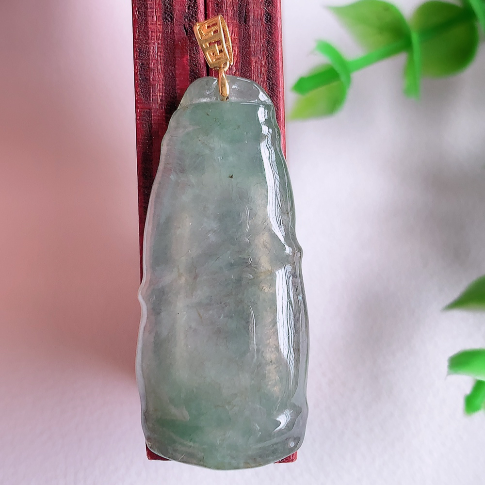 18k金扣冰润竹节翡翠吊坠，寓意“节节高升，官运亨通，前程似锦”竹节比喻美好品德，君子比德于玉，清秀高雅  W01.11尺寸：35.8-16-4.8mm