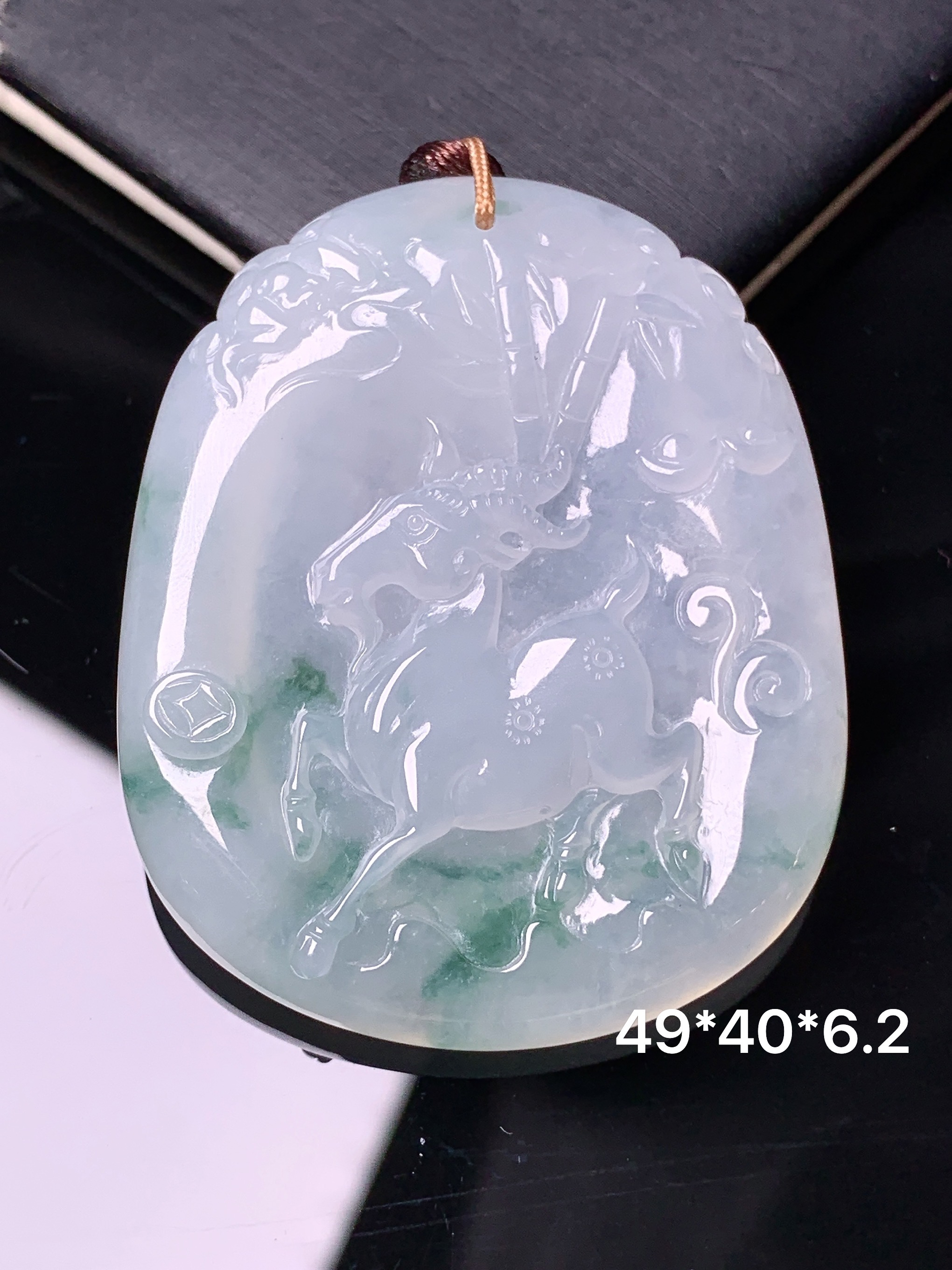 飘绿生肖羊吊坠 玉质细腻 色泽艳丽清新 水润亮眼 整体尺寸49*40*6.2b2