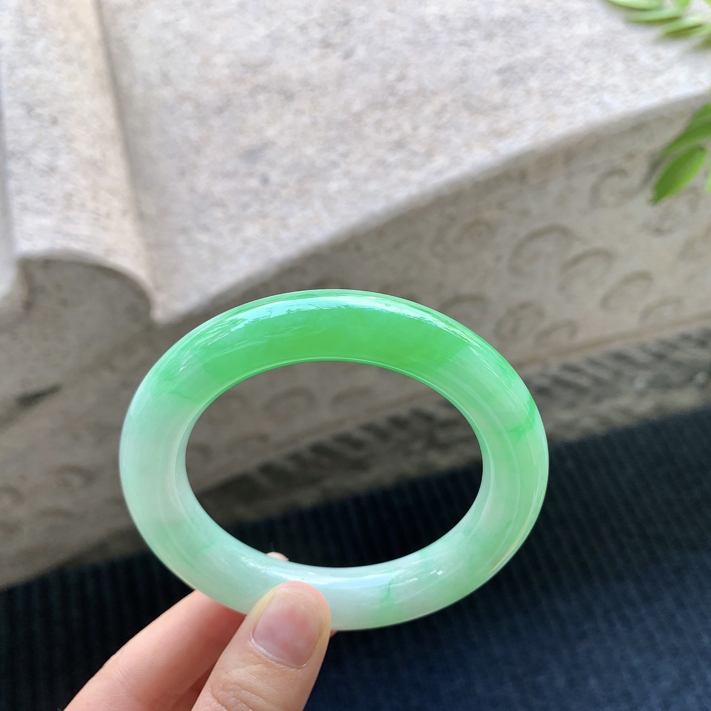 圆条55 56【圈口】56.3/12.4/11.7【编码】A1031021【描述】辣阳绿，水润，种老，细腻，打灯有絮线