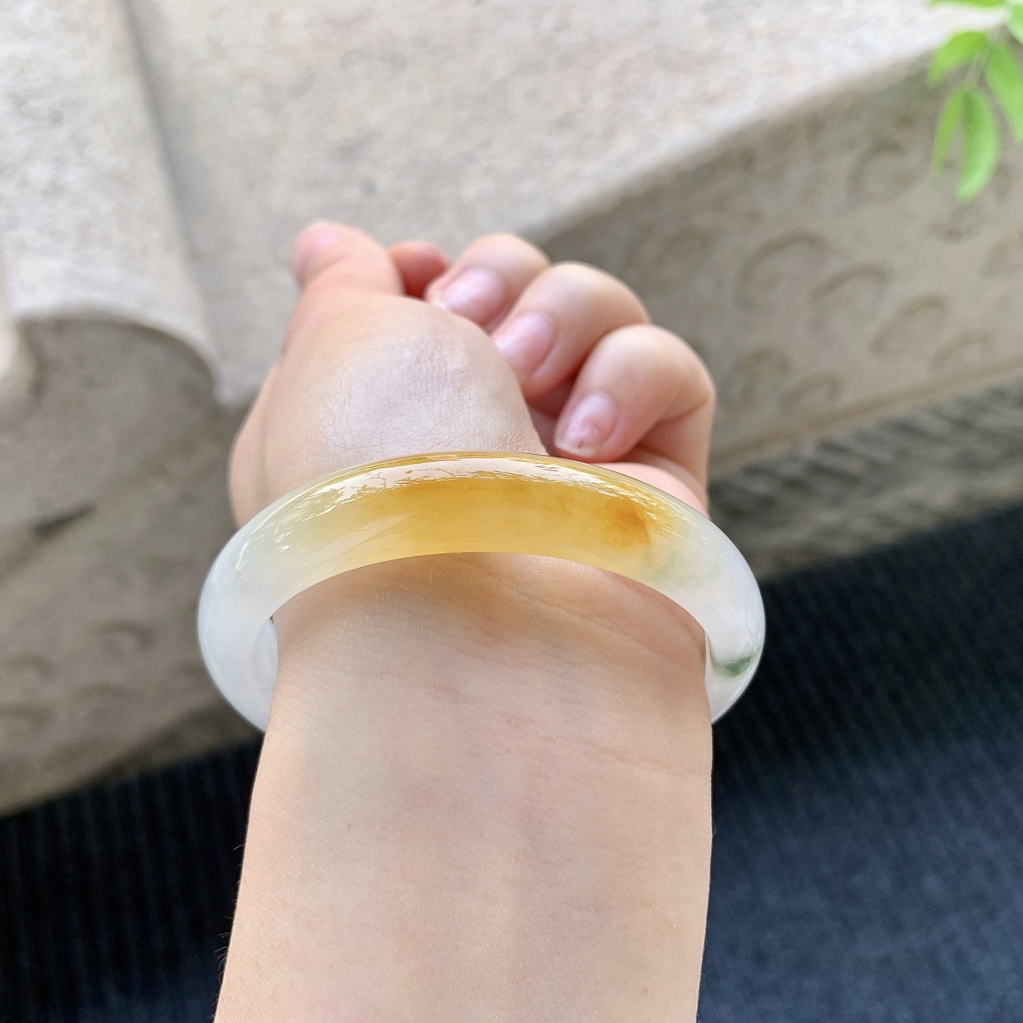 贵妃52 53 圈口54.6/46.7/11.6/7 糯冰黄翡，飘花，水润，种老，细腻，打灯有棉线YT032065