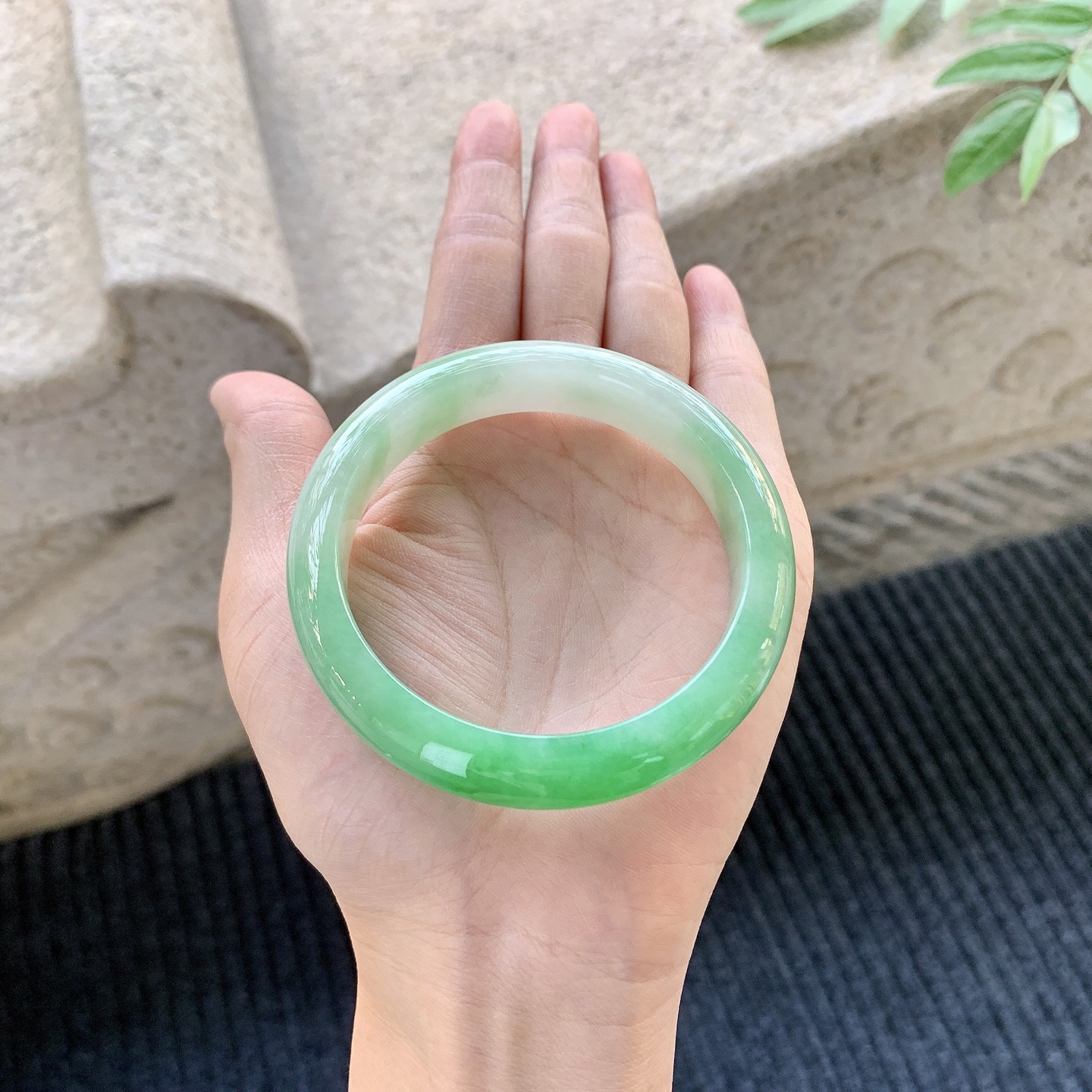 正圈55 56【圈口】56/12.7/8.2【编码】A1011163【描述】冰糯辣绿，水润，种老，细