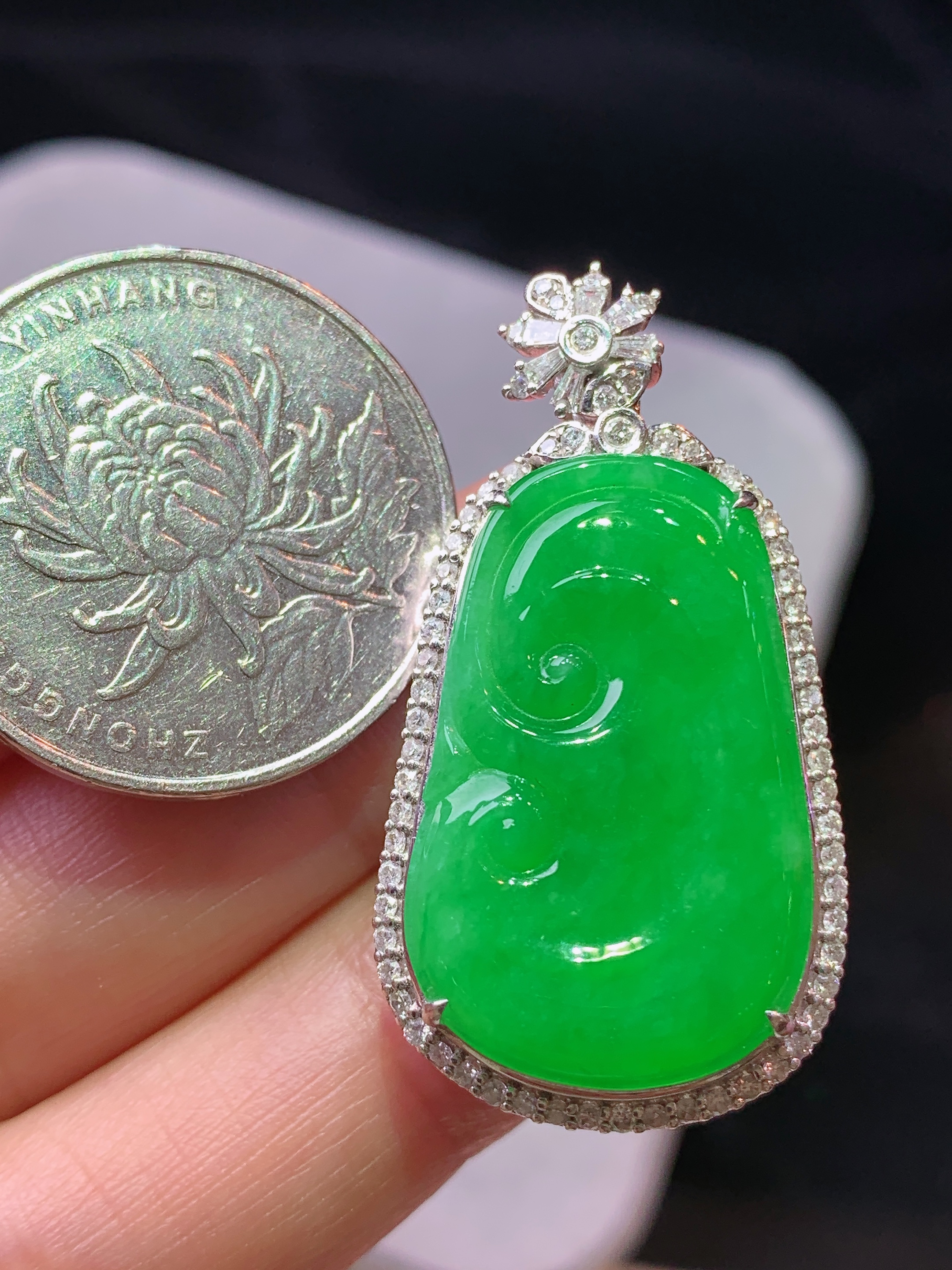 18k金钻镶嵌满绿如意吊坠 玉质细腻 色泽艳丽清新 水润亮眼 整体尺寸37.5*19.8*9.8b2
