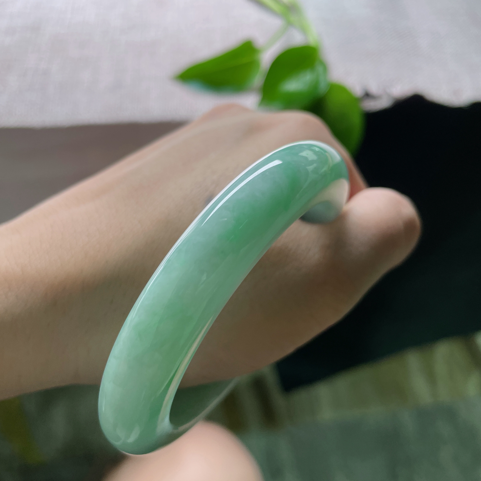 56/11.9/9.9，绿底正圈，镯型厚装饱满，细润，清新自然，活力满满..