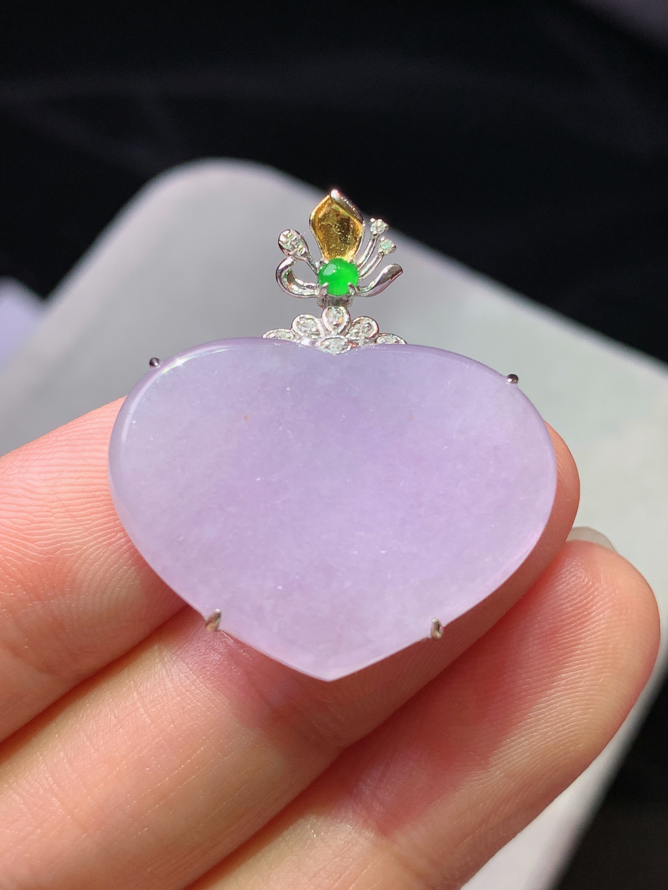 18k金钻镶嵌紫罗兰心形吊坠 玉质细腻 色泽艳丽清新 水润亮眼 整体尺寸29.5*26.3*6x5