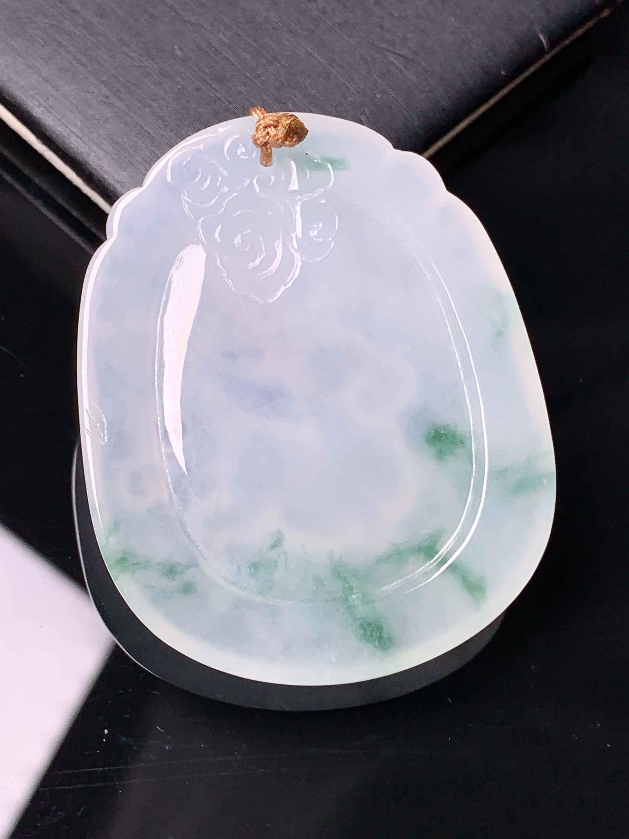 飘绿生肖羊吊坠 玉质细腻 色泽艳丽清新 水润亮眼 整体尺寸49*40*6.2b2