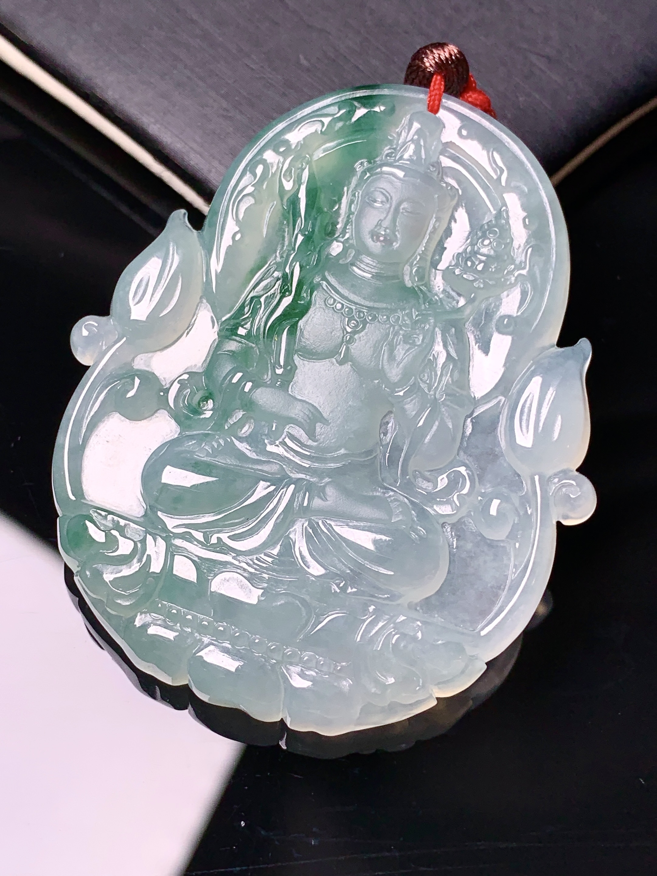飘绿观音菩萨吊坠 玉质细腻 色泽艳丽清新 水润亮眼 整体尺寸50*41.5*5.3b2