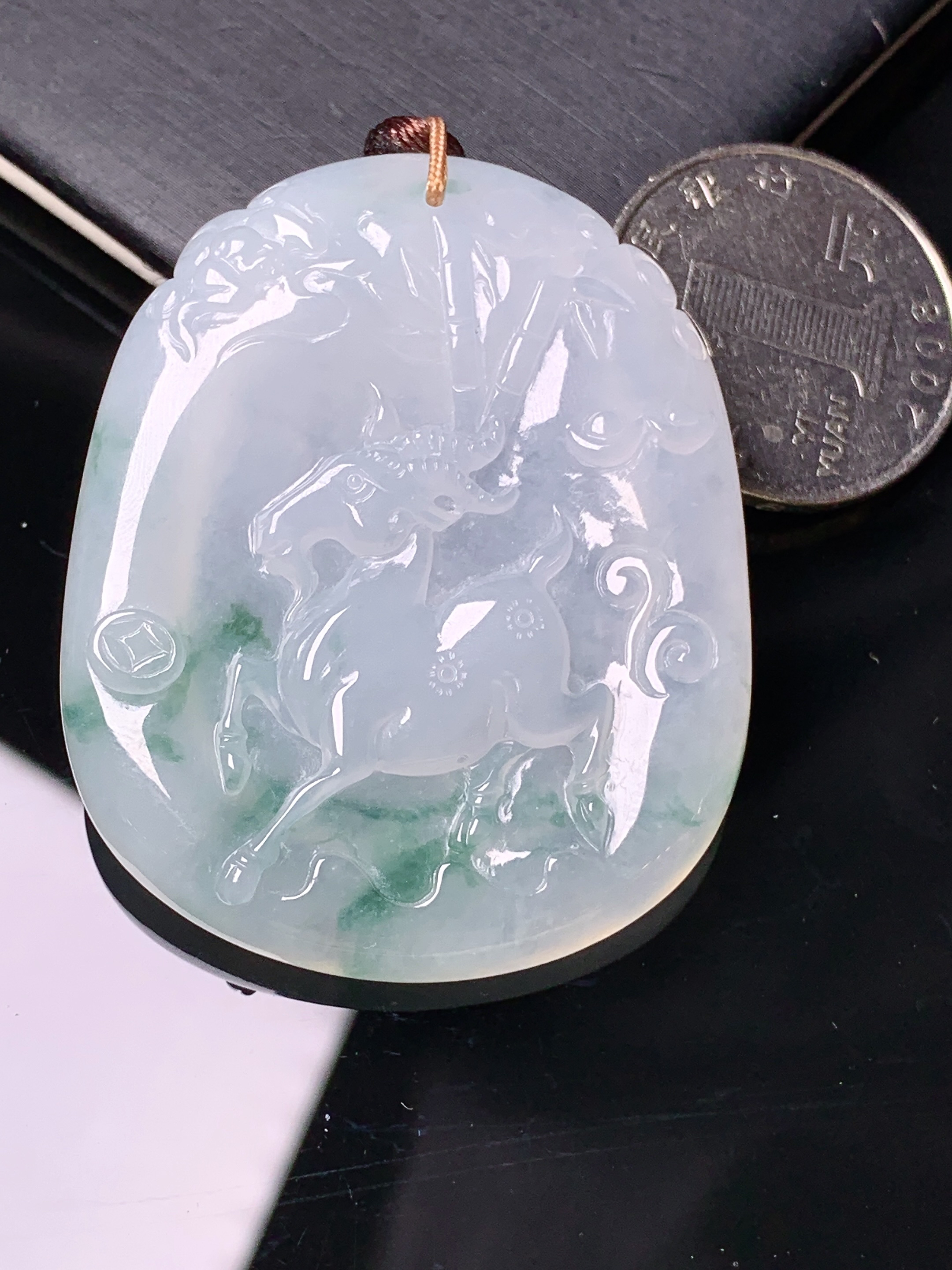 飘绿生肖羊吊坠 玉质细腻 色泽艳丽清新 水润亮眼 整体尺寸49*40*6.2b2