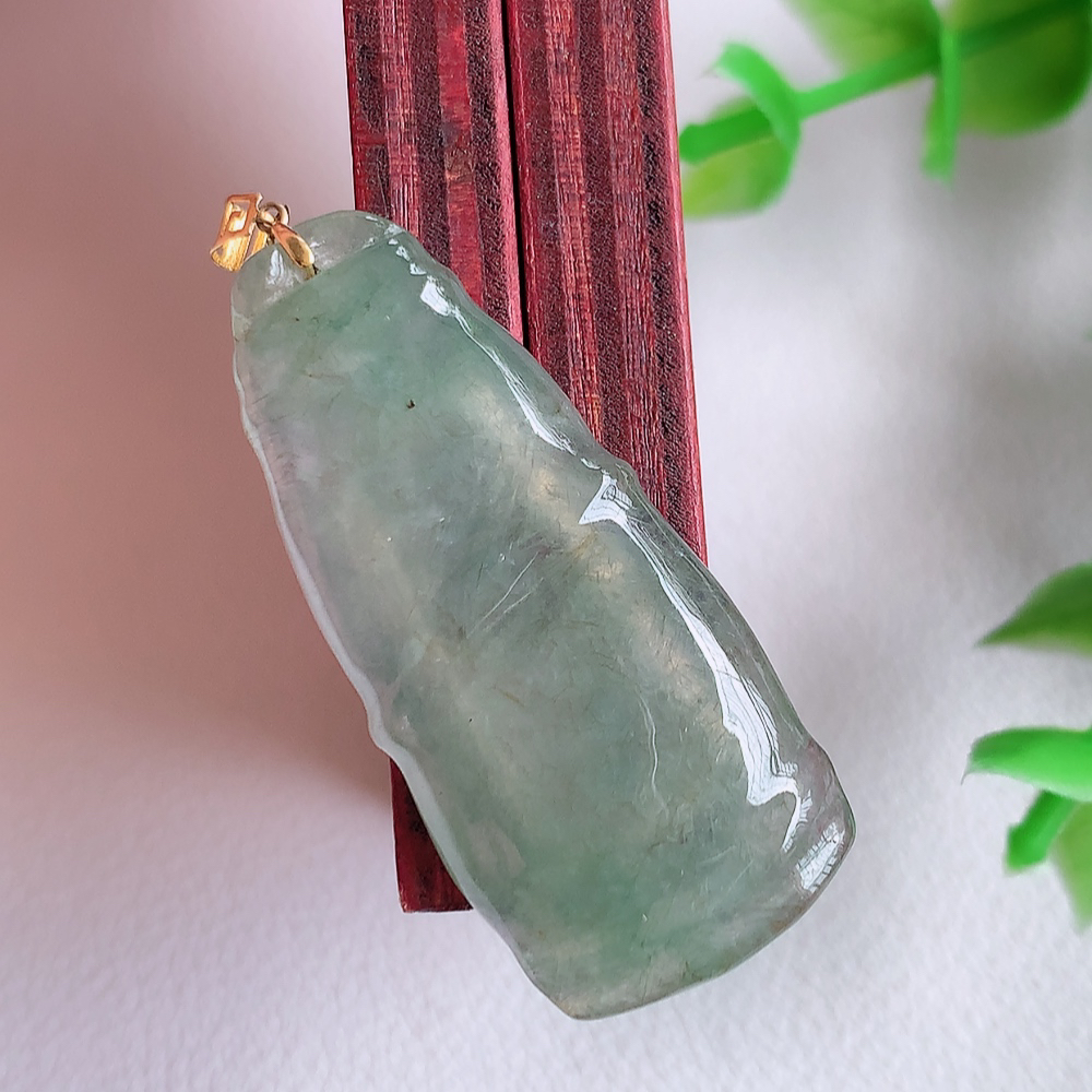 18k金扣冰润竹节翡翠吊坠，寓意“节节高升，官运亨通，前程似锦”竹节比喻美好品德，君子比德于玉，清秀
