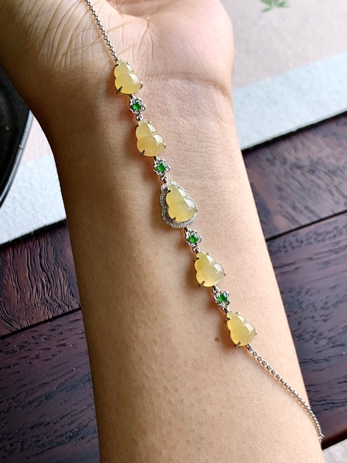 【镶嵌】️冰黄翡葫芦手链
【说明】缅料  18k金镶嵌 性价比高  
【整体】12.3-10.2-5.8..