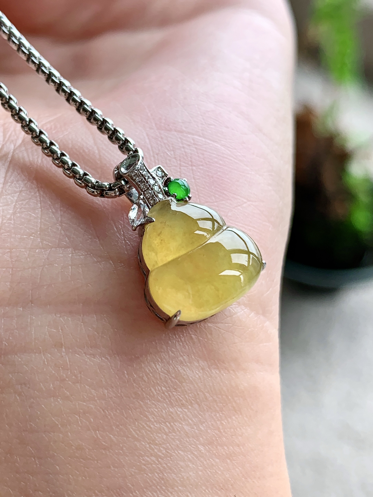 【镶嵌】🫧高冰黄翡葫芦吊坠  
【说明】缅料 18k金镶嵌 性价比高  
【整体】18.4-12.3-6.5..