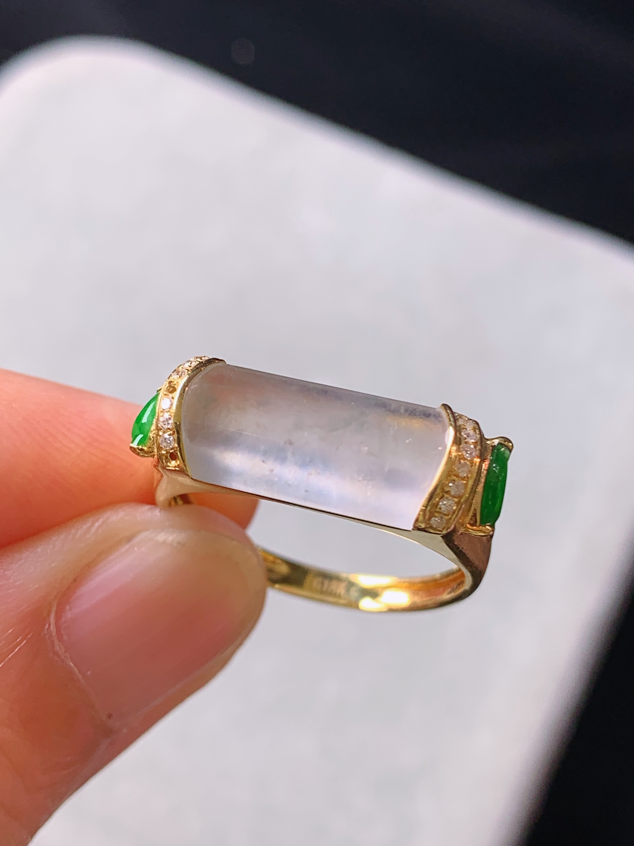 18k金钻镶嵌冰种玉柱 玉质细腻 色泽艳丽清新 水润亮眼 圈口14.5 裸石尺寸6.8*13.8*3.5