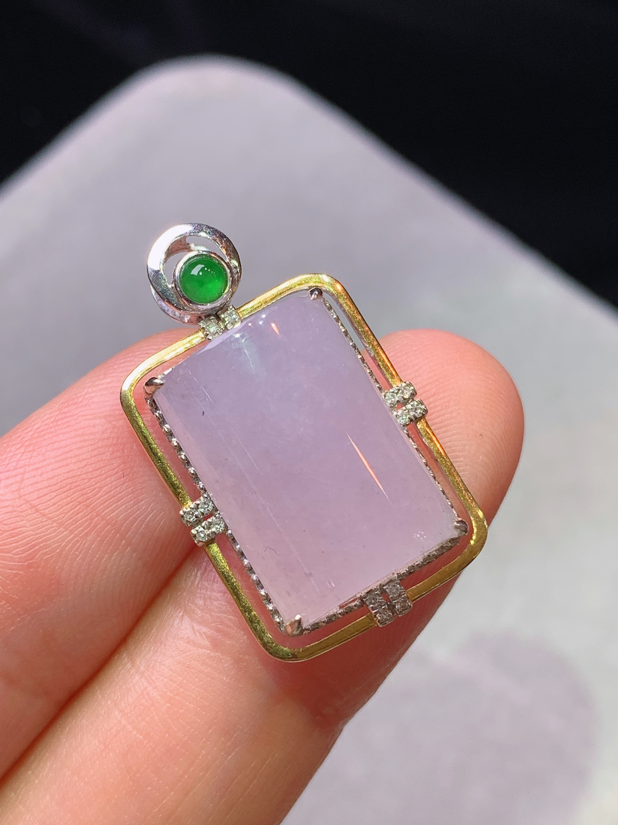 18k金钻镶嵌冰种粉紫罗兰玉柱吊坠 玉质细腻 色泽艳丽清新 水润亮眼 整体尺寸25.5*15.2*8