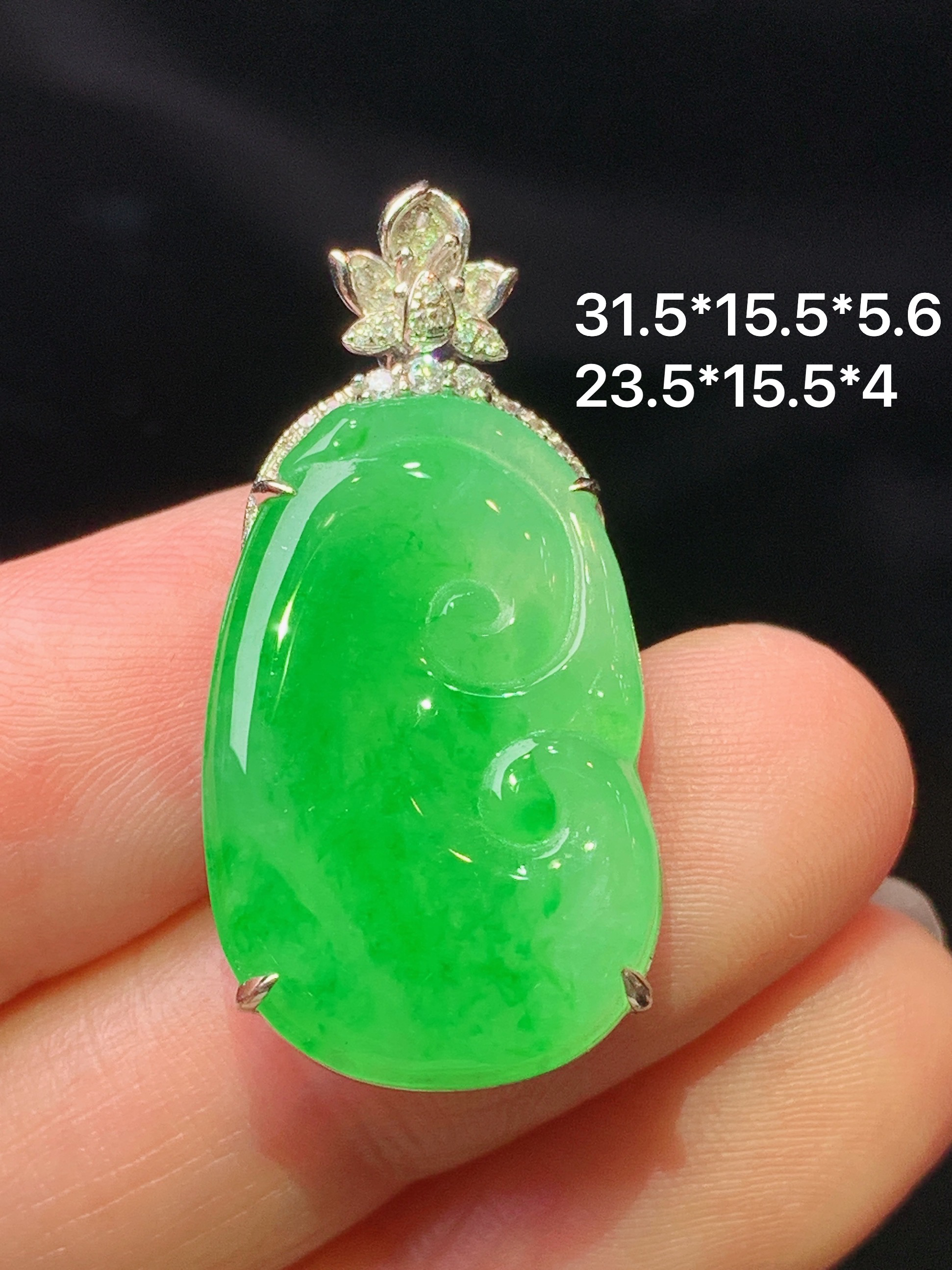 18k金钻镶嵌翠绿如意吊坠 玉质细腻 色泽艳丽清新 水润亮眼 整体尺寸31.5*15.5*5.6z1