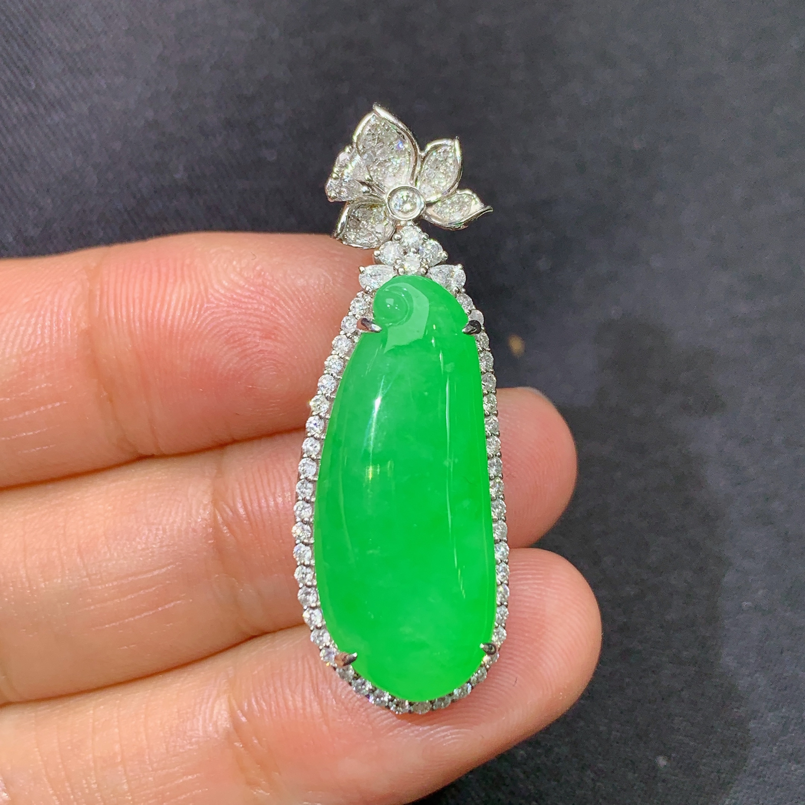 阳绿福瓜吊坠，18k金镶嵌，冰润色阳，玉质细腻，种水足，y5 尺寸37.2*13*10.4