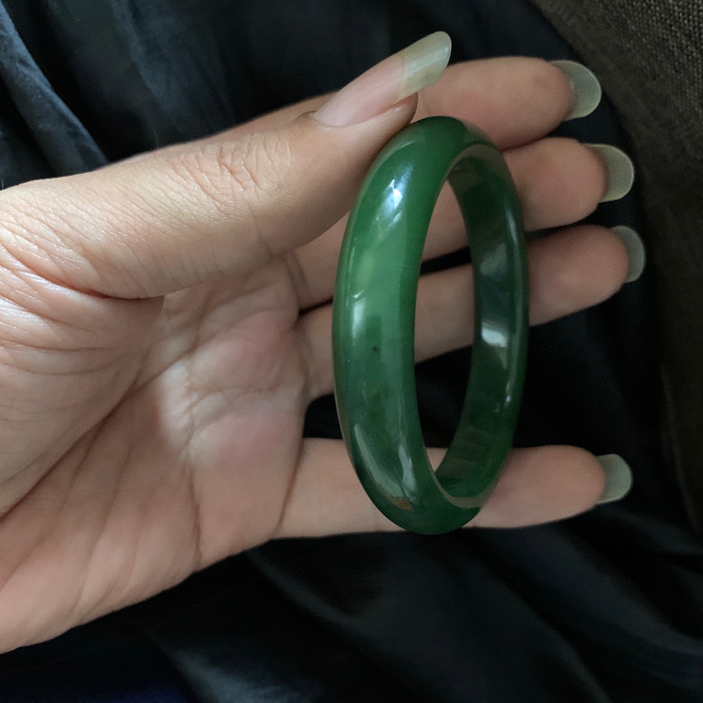 52.6圈口和田玉碧玉菠菜绿手镯，和田玉52.6圈口手镯，镯型古朴典雅。在诗情画意的雨巷相遇，你是我腕间的一抹风情，有你眸有深情.清风荡漾湖间静水，我愿俯身低眉，在烟波涟漪处寻