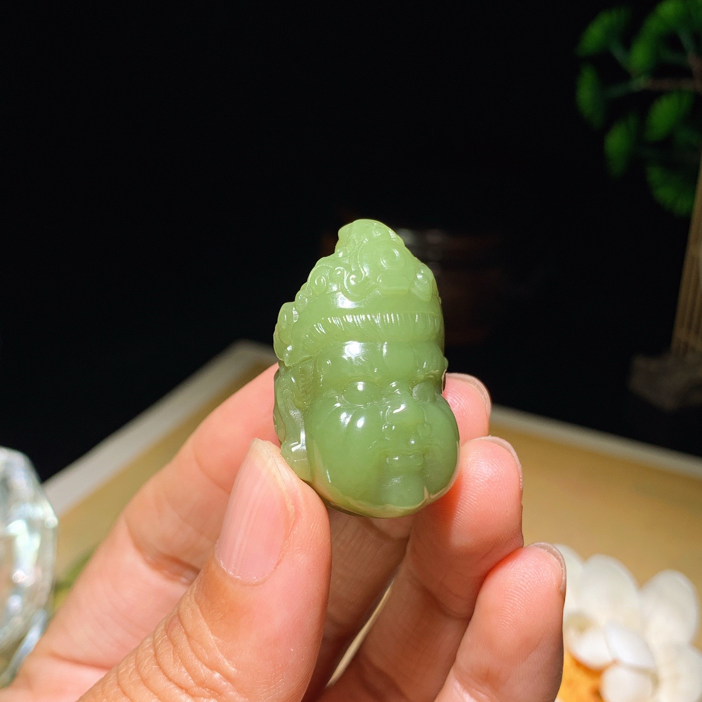 新疆若羌黄口料黄财神挂件。尺寸34/22/17重19克 玉质细腻油润 底色纯净 脂粉好，品质好。lt260410